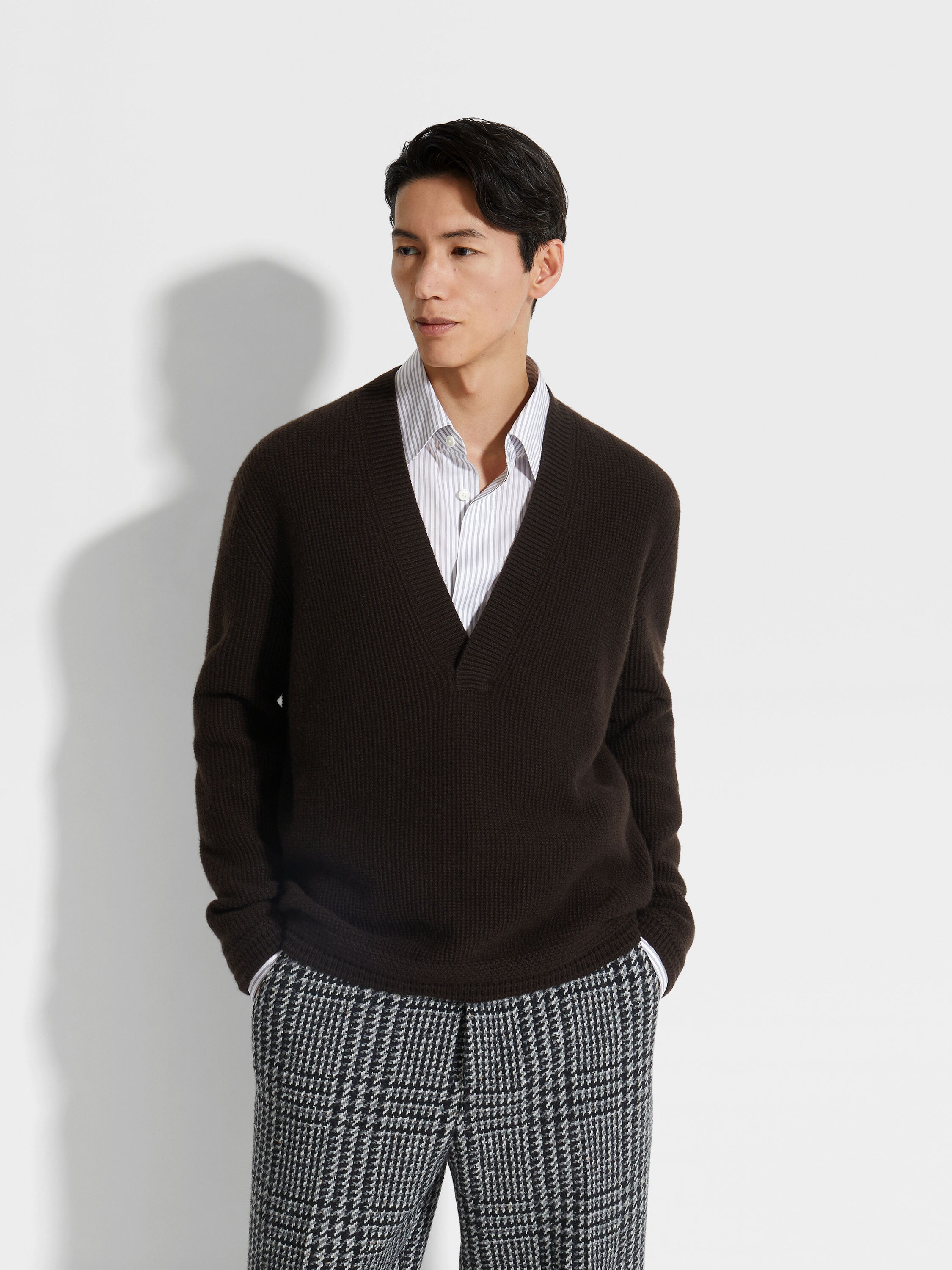 Dark Brown Oasi Cashmere V-neck Product detail photo #2