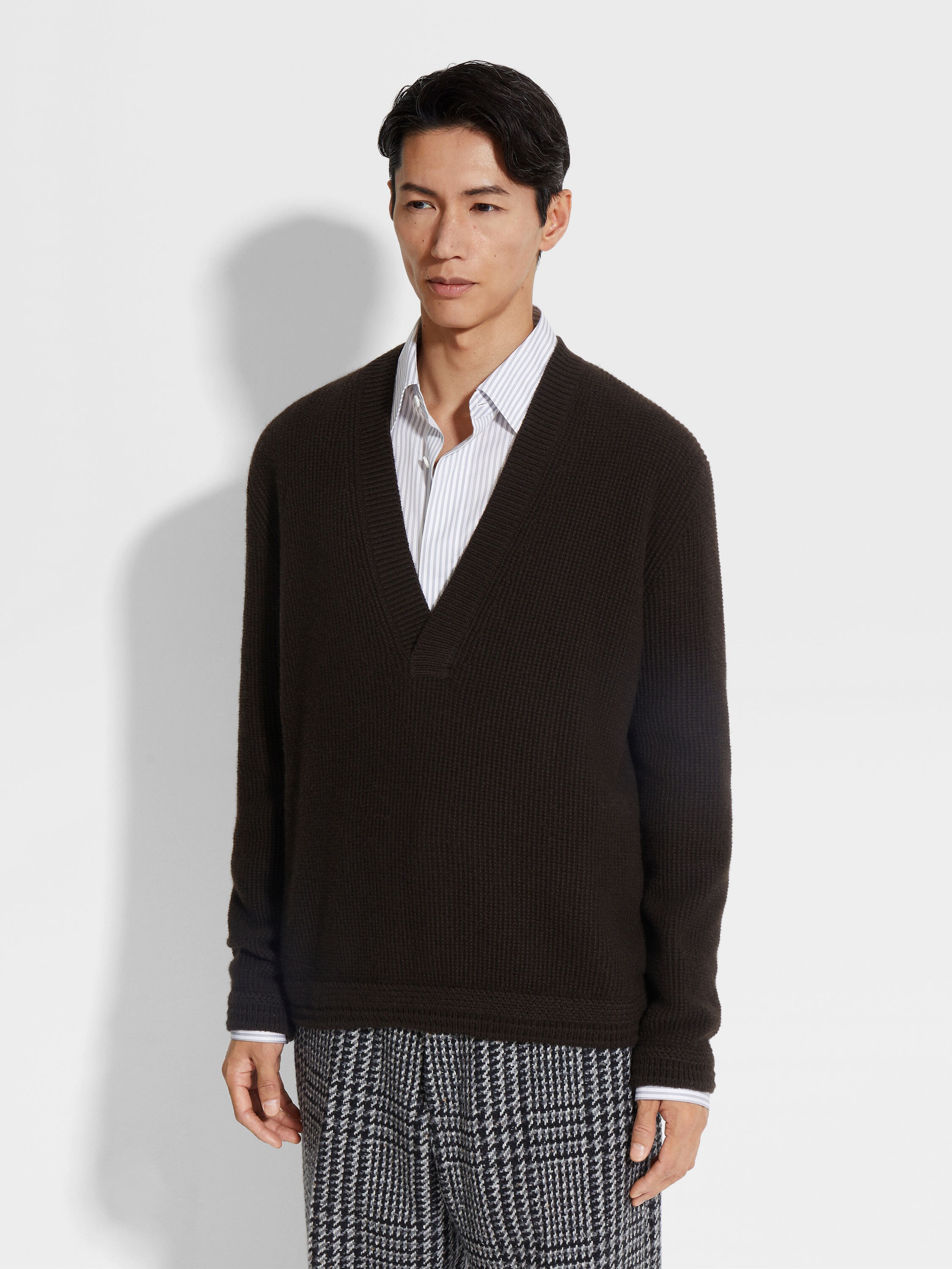 Dark Brown Oasi Cashmere V-neck Product detail photo #3