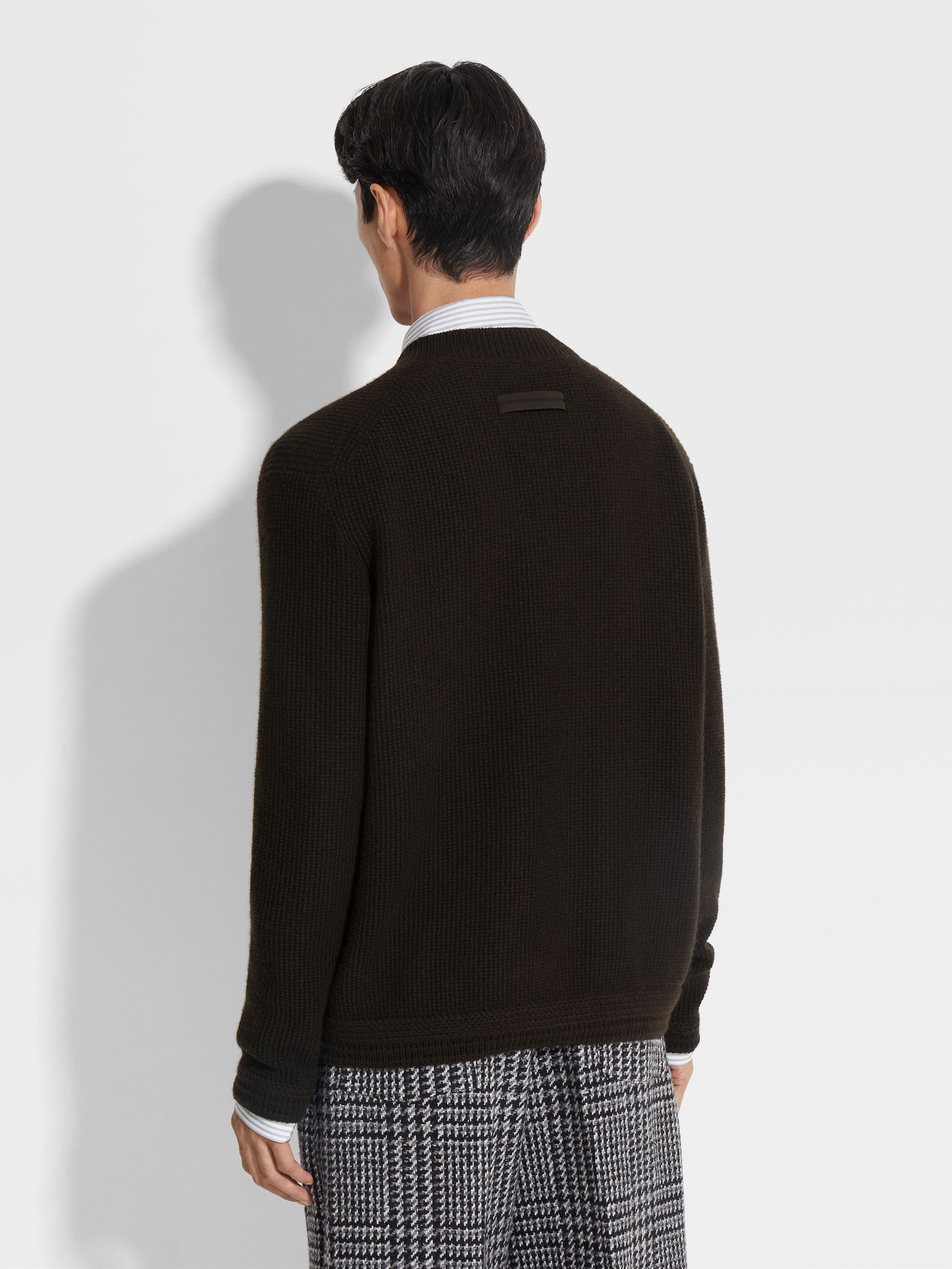 Dark Brown Oasi Cashmere V-neck Product detail photo #4