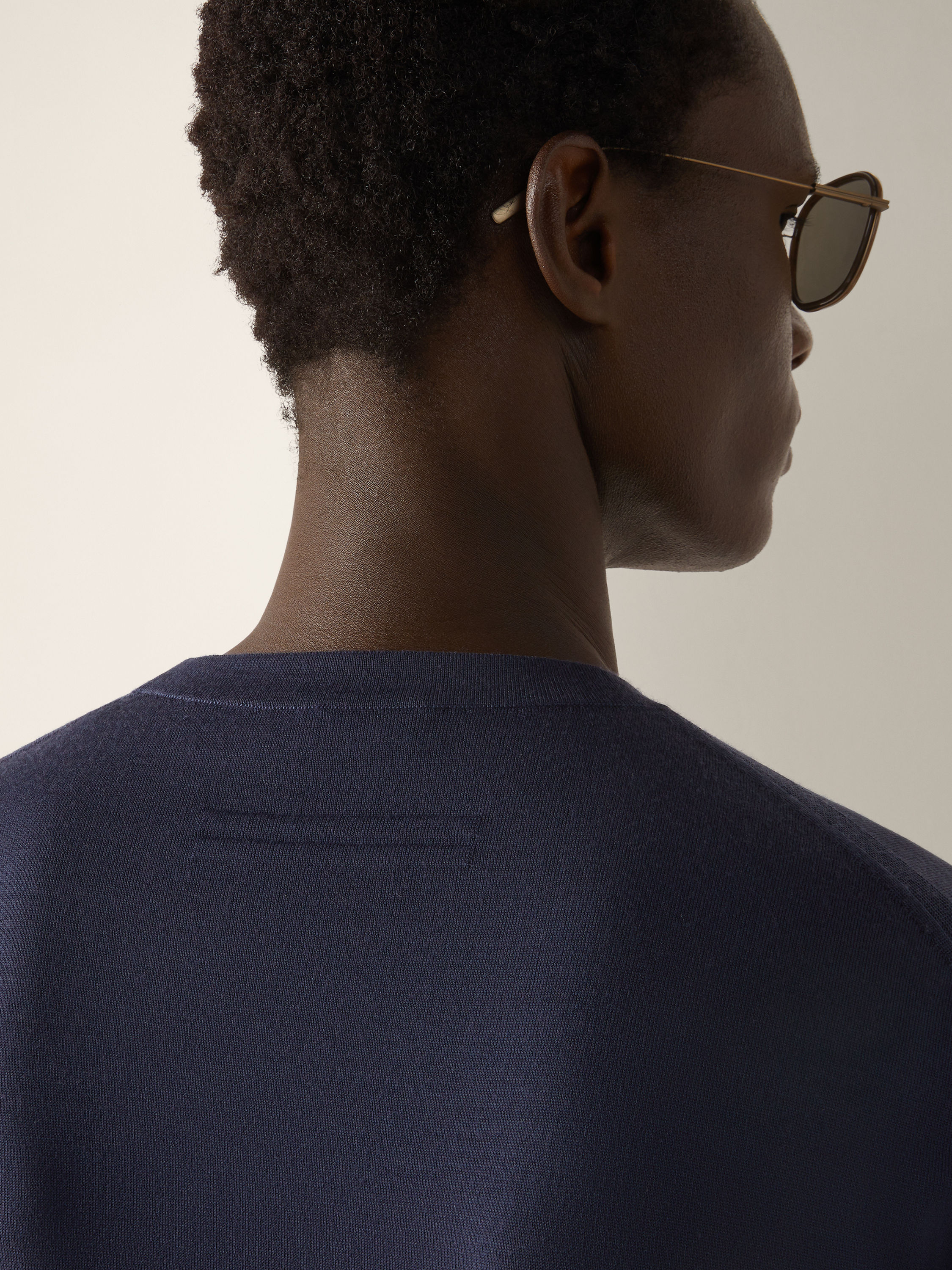 T-Shirt aus Wolle in dunklem Indigoblau Detailfoto #1 des Produkts