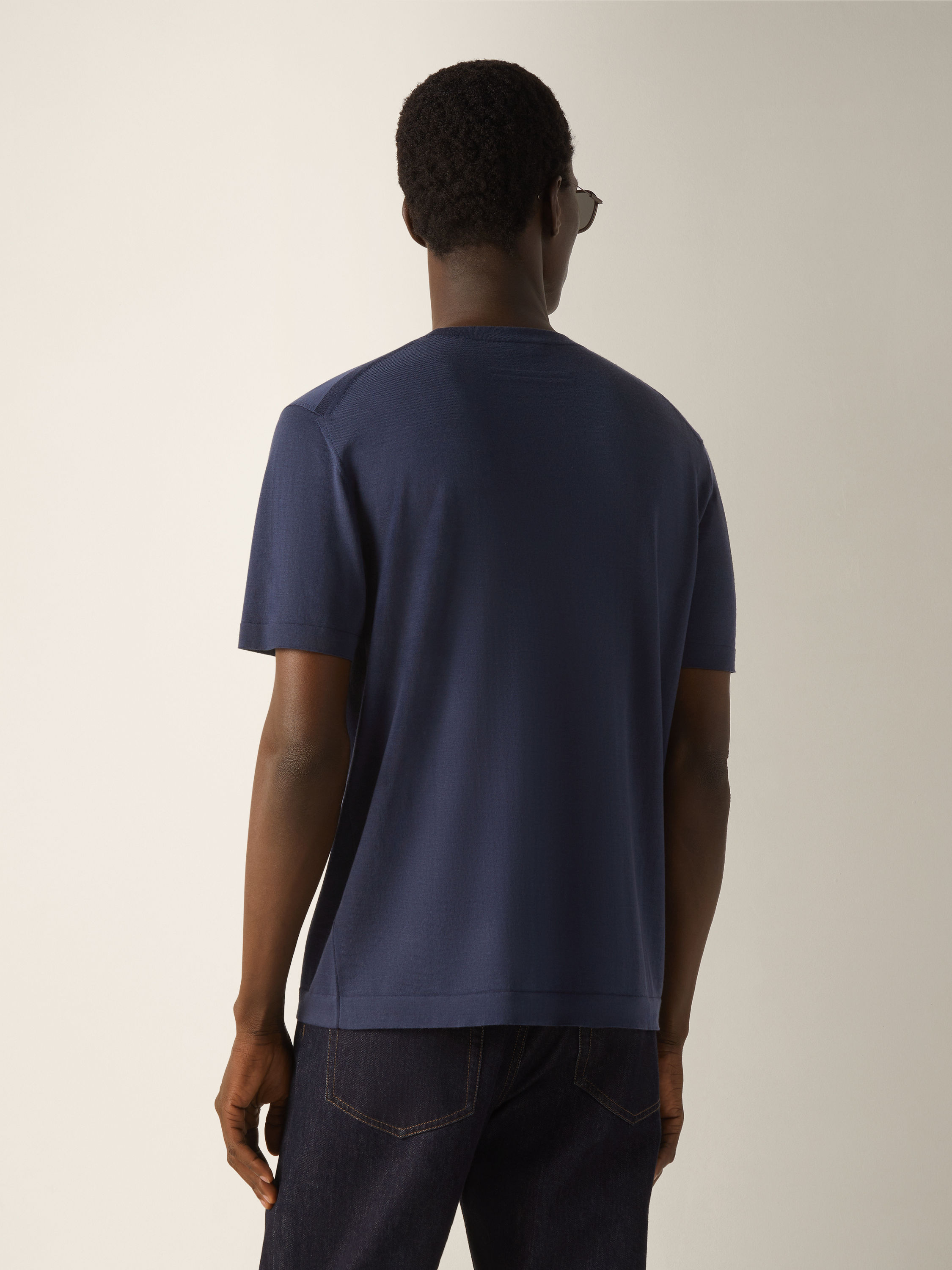 T-Shirt aus Wolle in dunklem Indigoblau Detailfoto #4 des Produkts