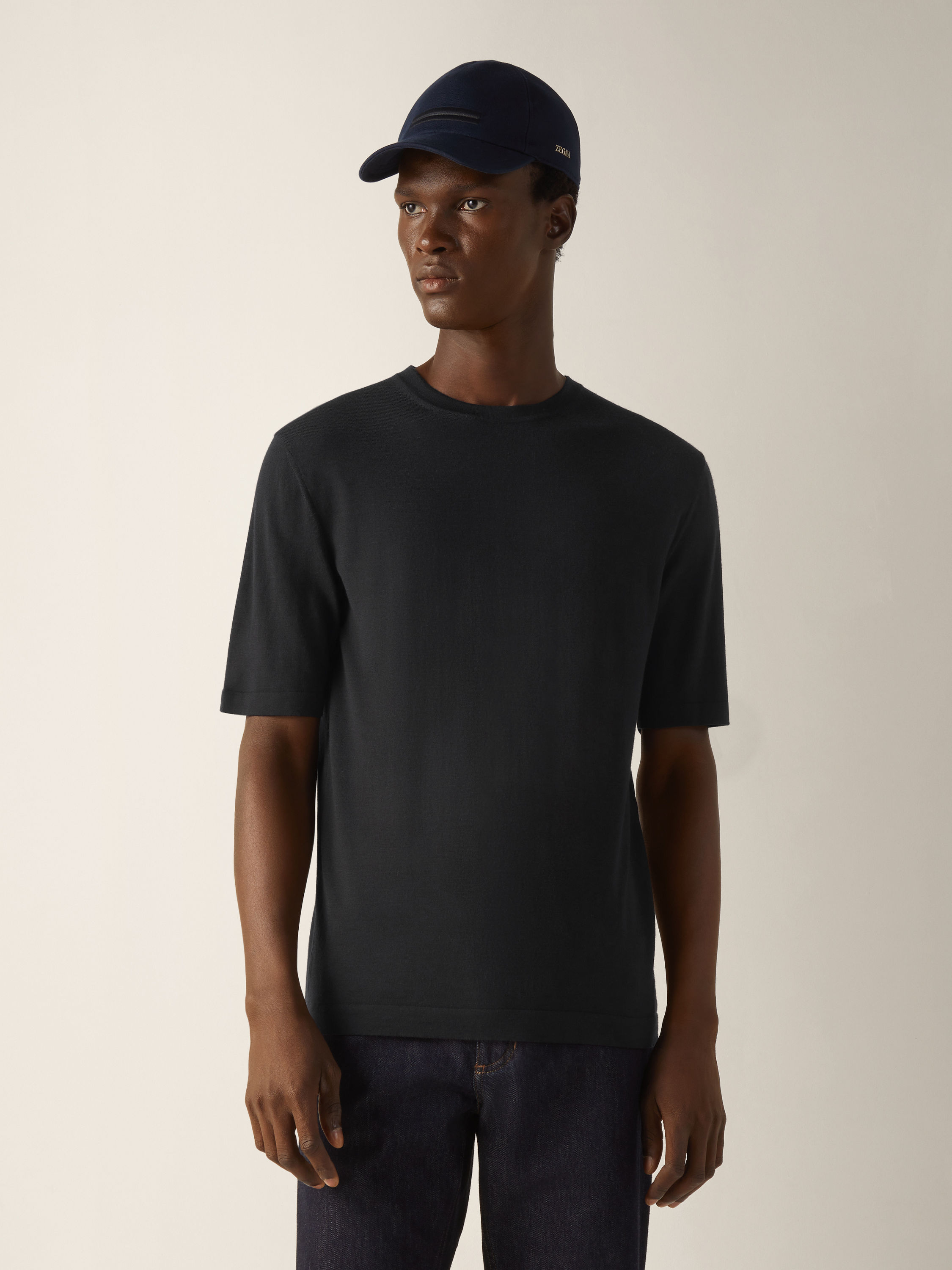 T-Shirt aus Wolle in Schwarz Detailfoto #2 des Produkts