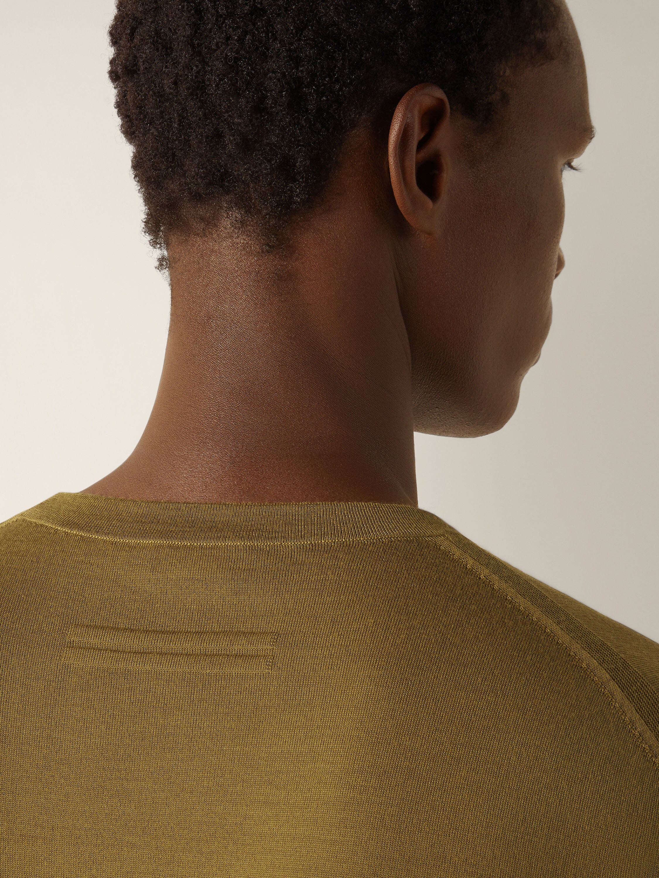 T-Shirt aus Wolle in Olivgrün Detailfoto #1 des Produkts