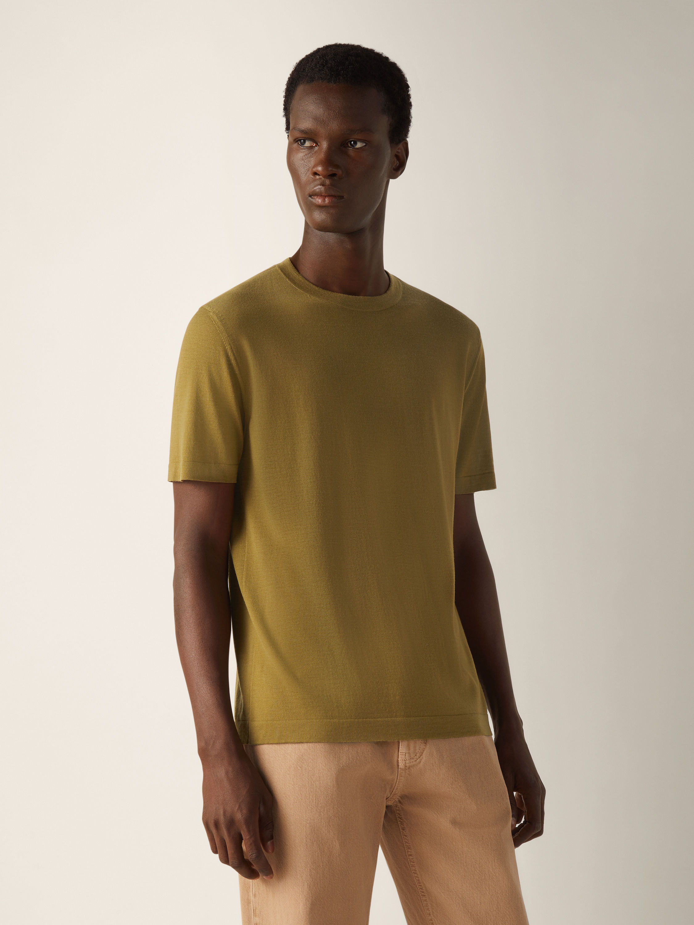 T-Shirt aus Wolle in Olivgrün Detailfoto #2 des Produkts