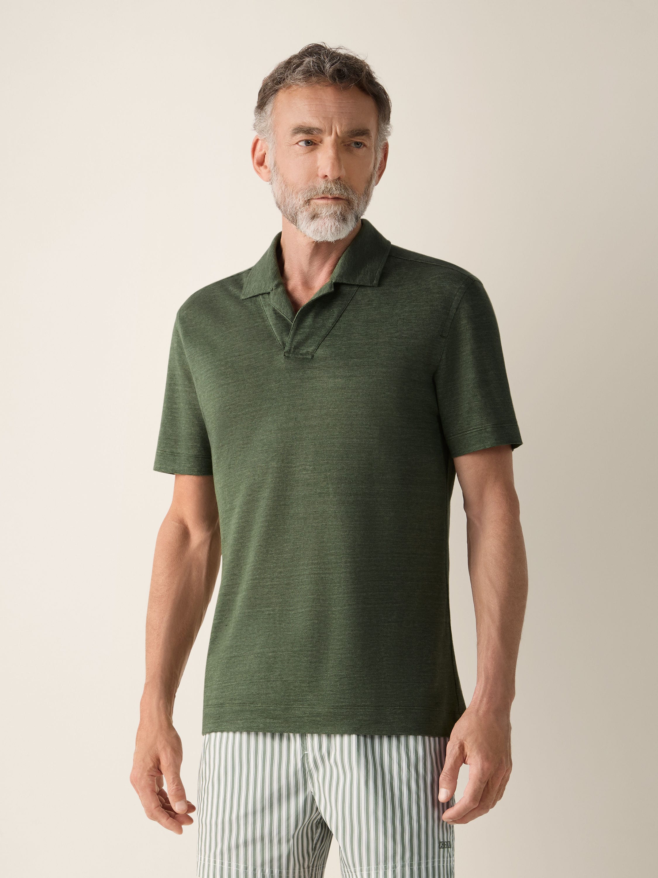 Poloshirt aus Oasi Lino in Tannengrün Detailfoto #2 des Produkts