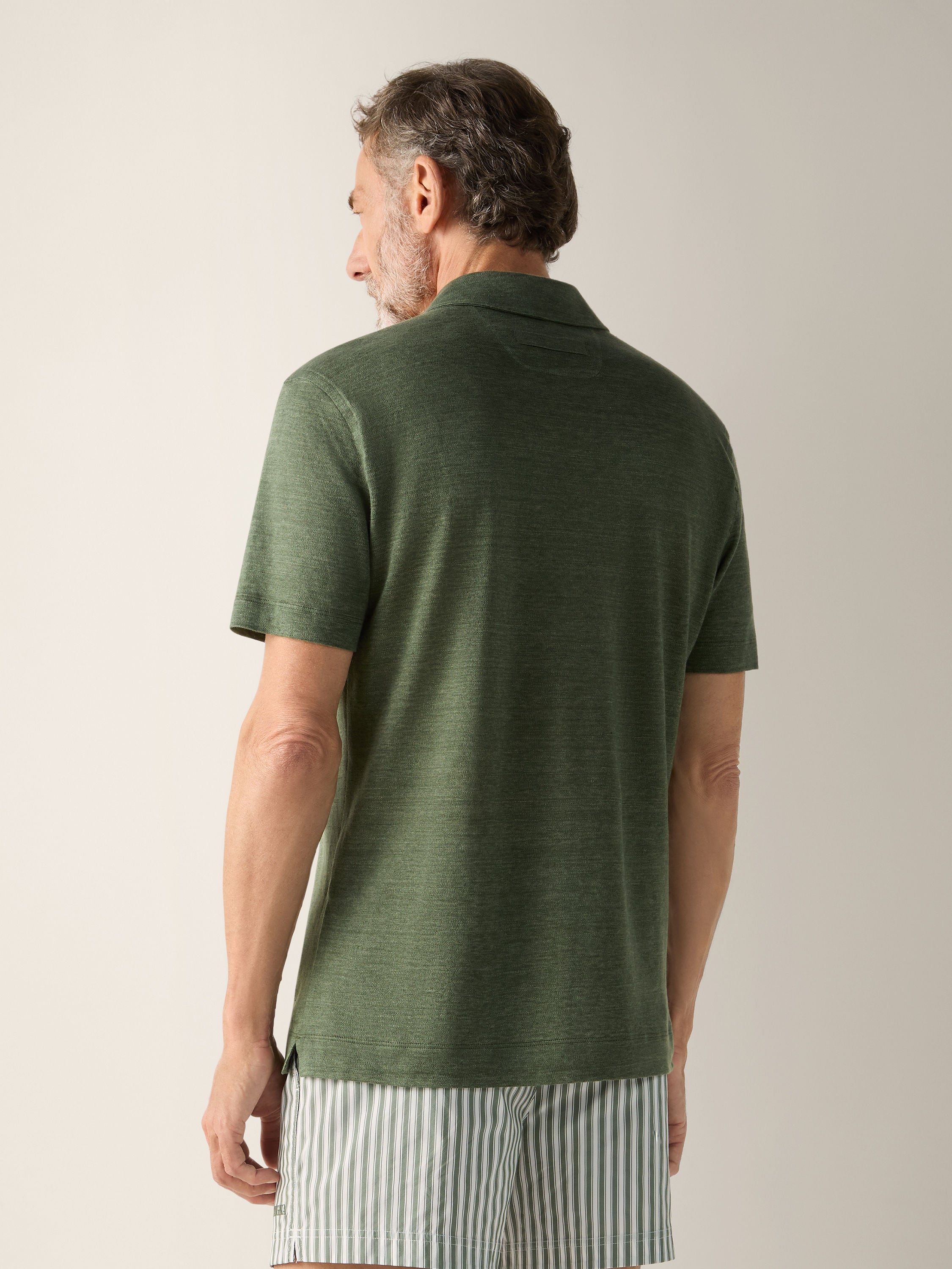 Poloshirt aus Oasi Lino in Tannengrün Detailfoto #3 des Produkts