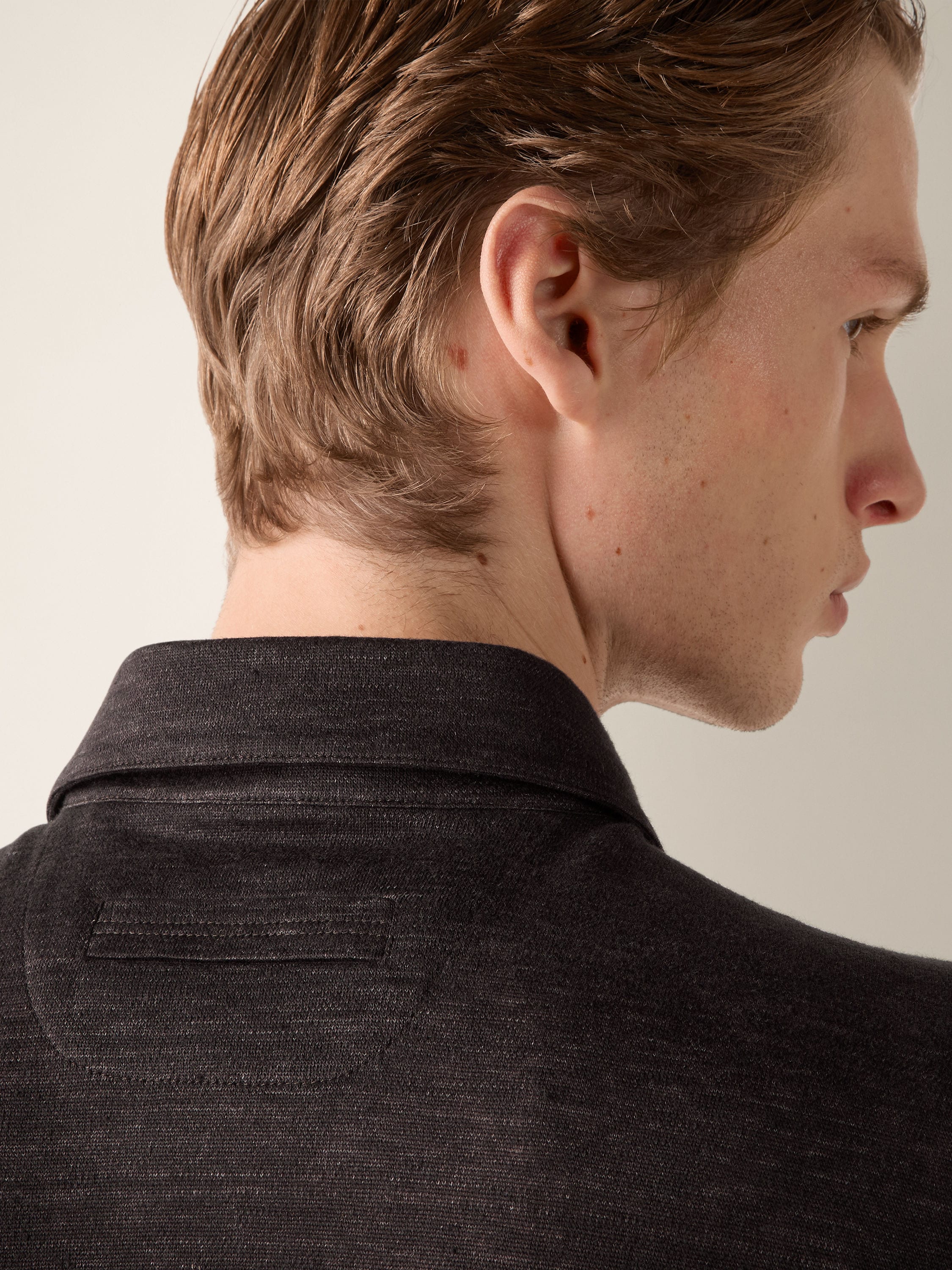 Poloshirt aus Oasi Lino in Dunkelbraun Detailfoto #1 des Produkts