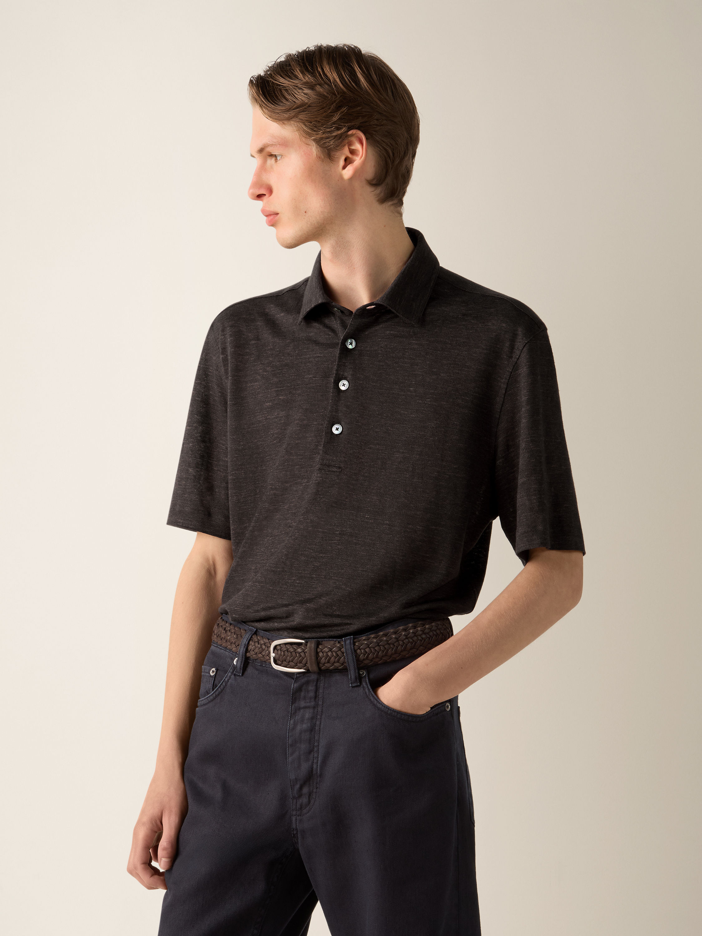 Poloshirt aus Oasi Lino in Dunkelbraun Detailfoto #2 des Produkts