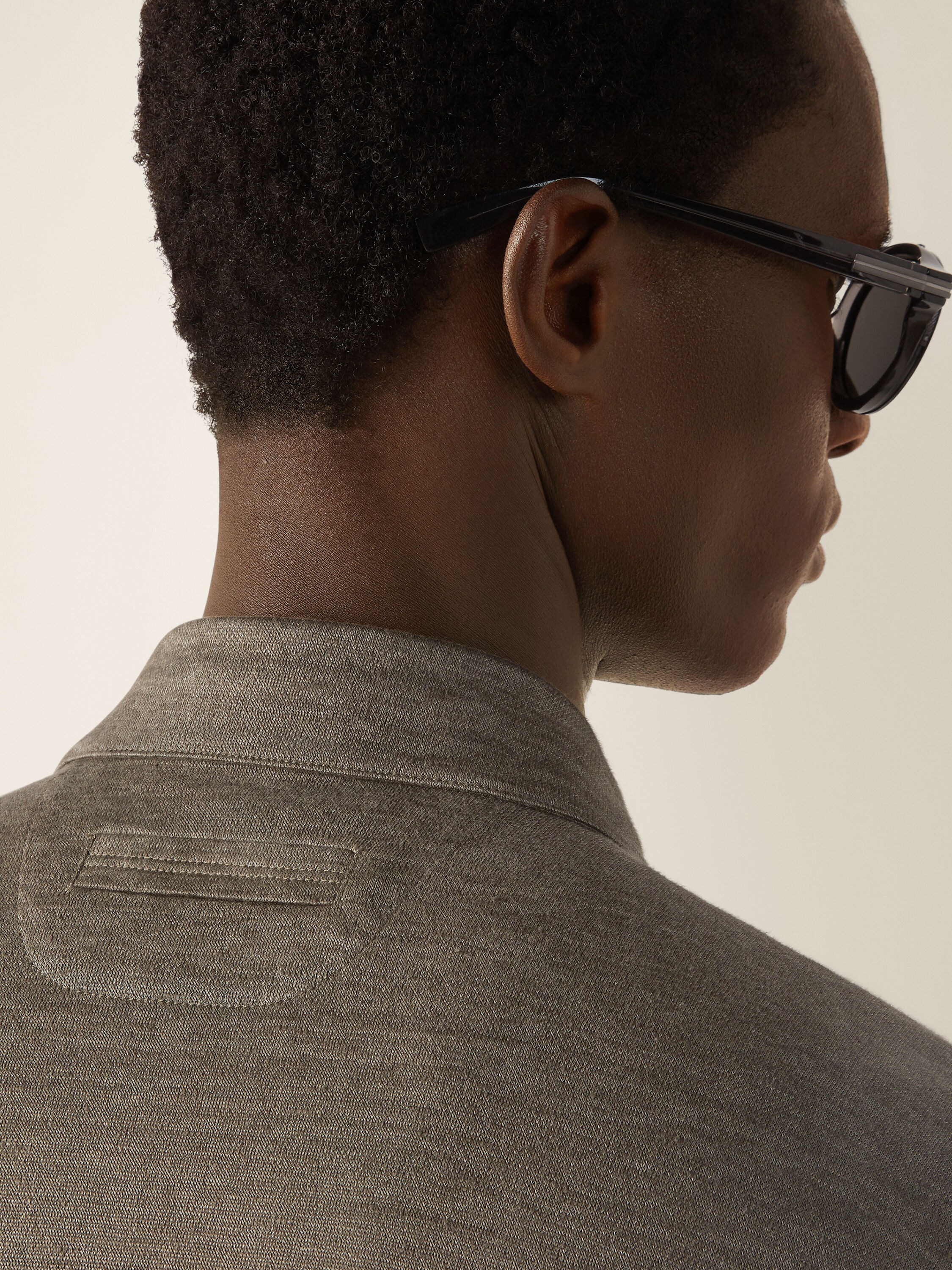 Poloshirt aus Oasi Lino in dunklem Taupe Detailfoto #1 des Produkts