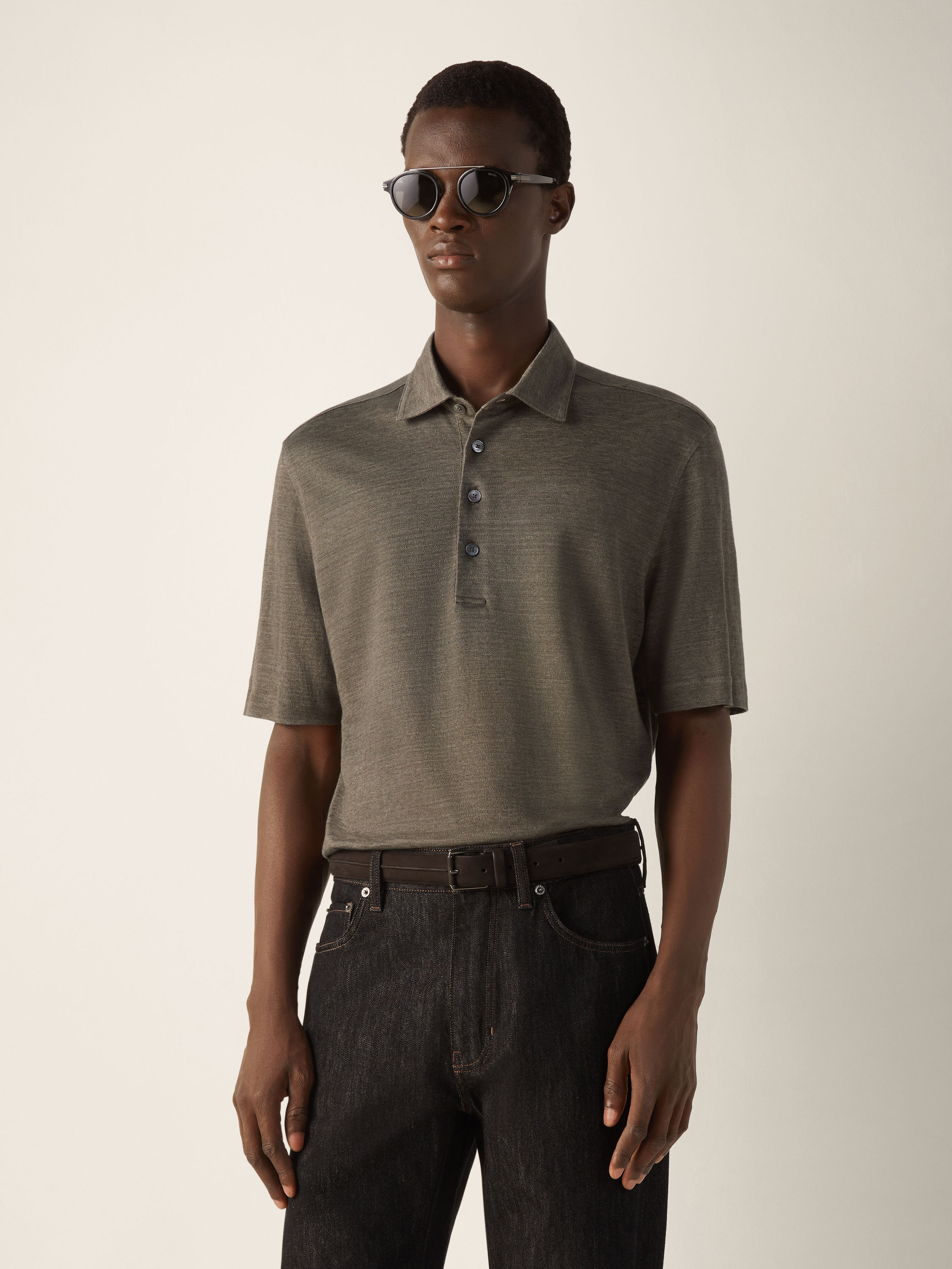 Poloshirt aus Oasi Lino in dunklem Taupe Detailfoto #2 des Produkts