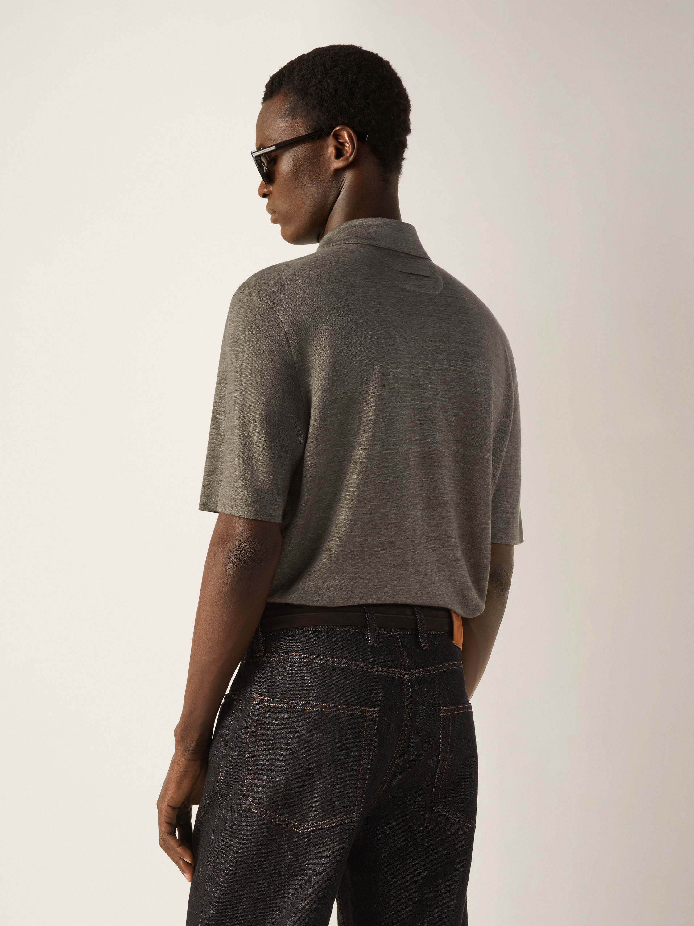 Poloshirt aus Oasi Lino in dunklem Taupe Detailfoto #3 des Produkts