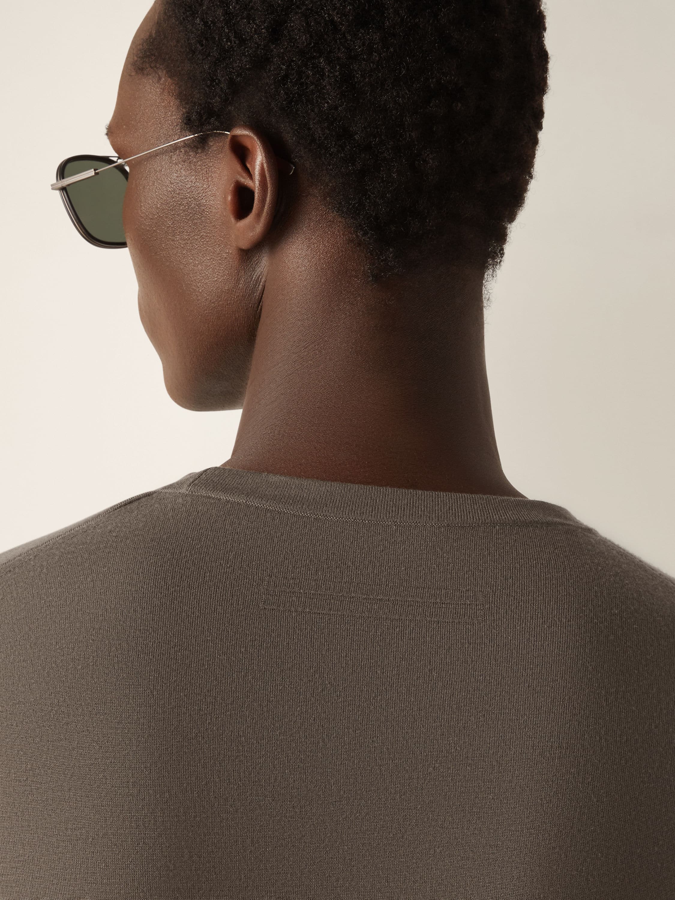 Rundhalspullover aus Vellus Aureum in dunklem Taupe Detailfoto #1 des Produkts