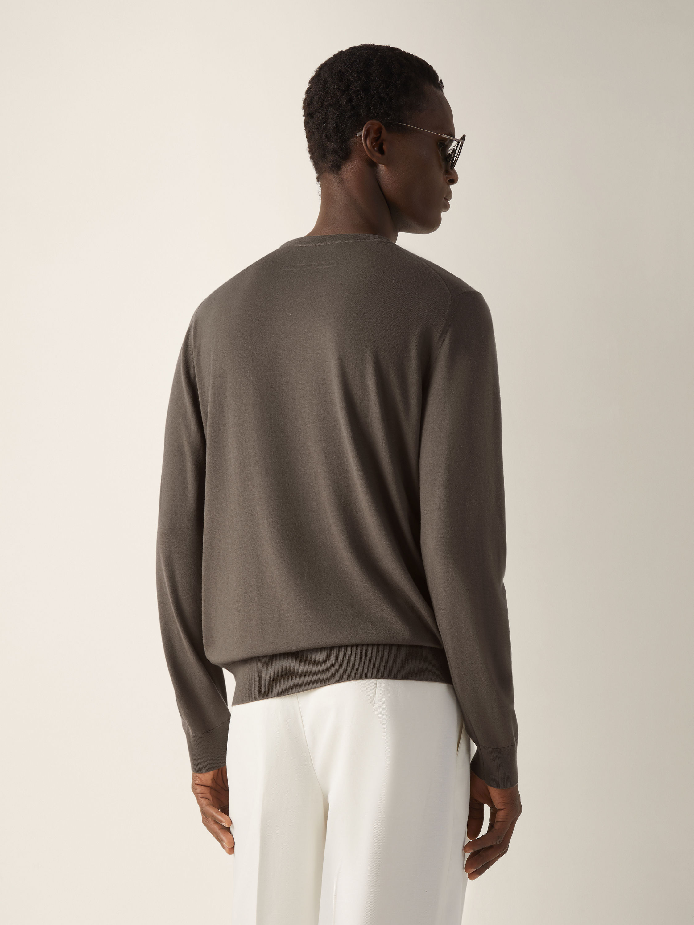 Rundhalspullover aus Vellus Aureum in dunklem Taupe Detailfoto #5 des Produkts