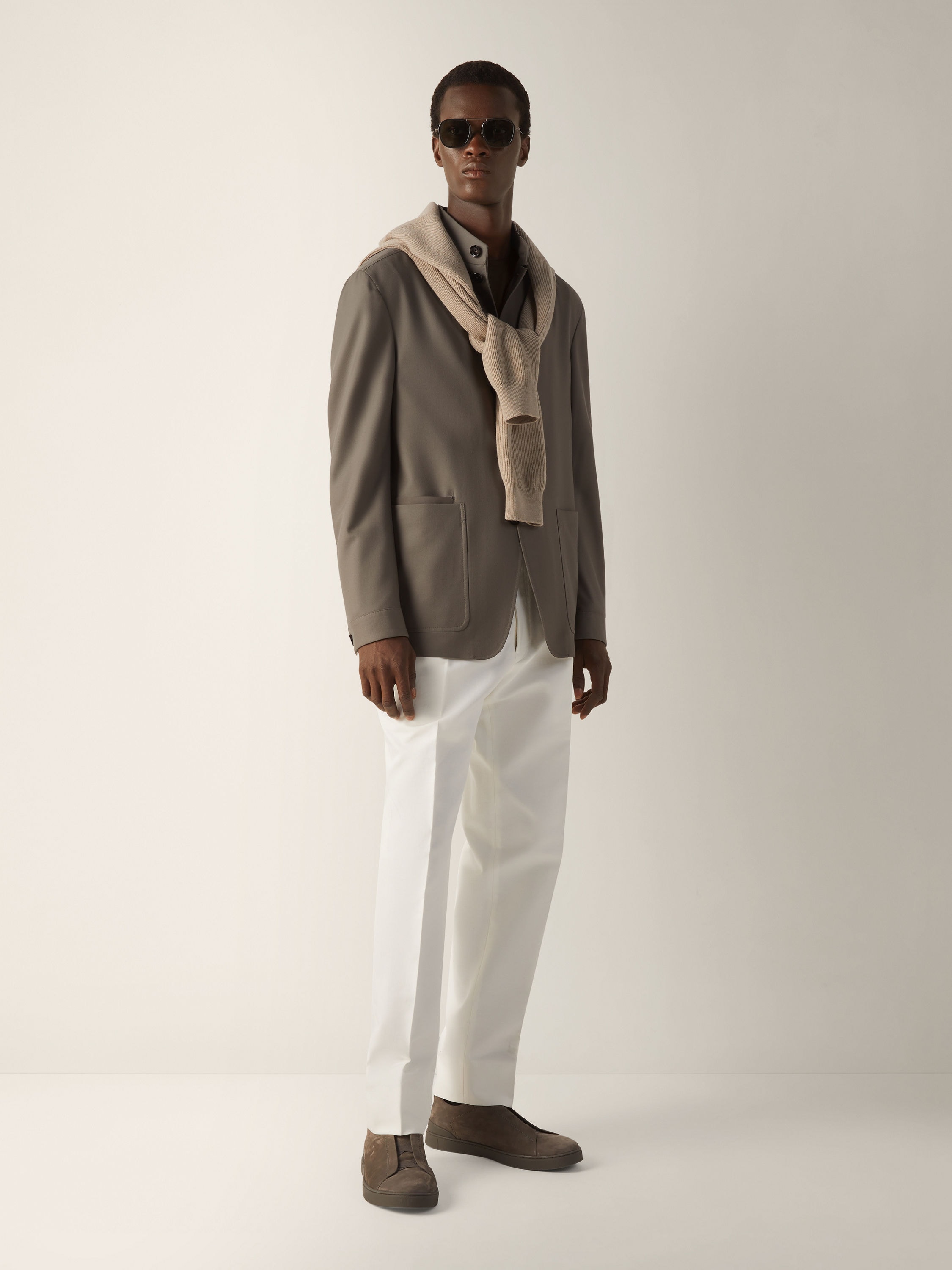 Rundhalspullover aus Vellus Aureum in dunklem Taupe Detailfoto #2 des Produkts