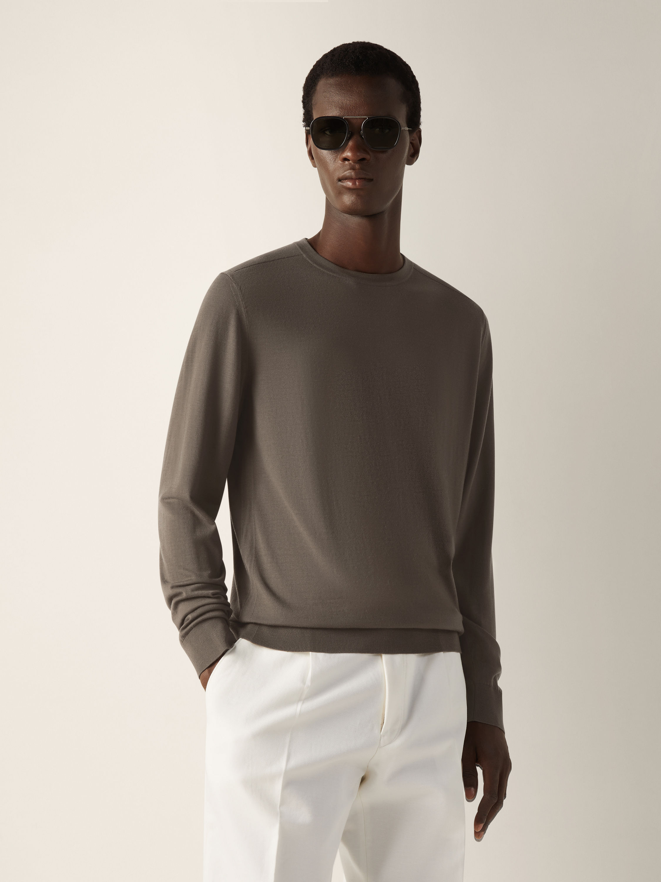 Rundhalspullover aus Vellus Aureum in dunklem Taupe Detailfoto #3 des Produkts