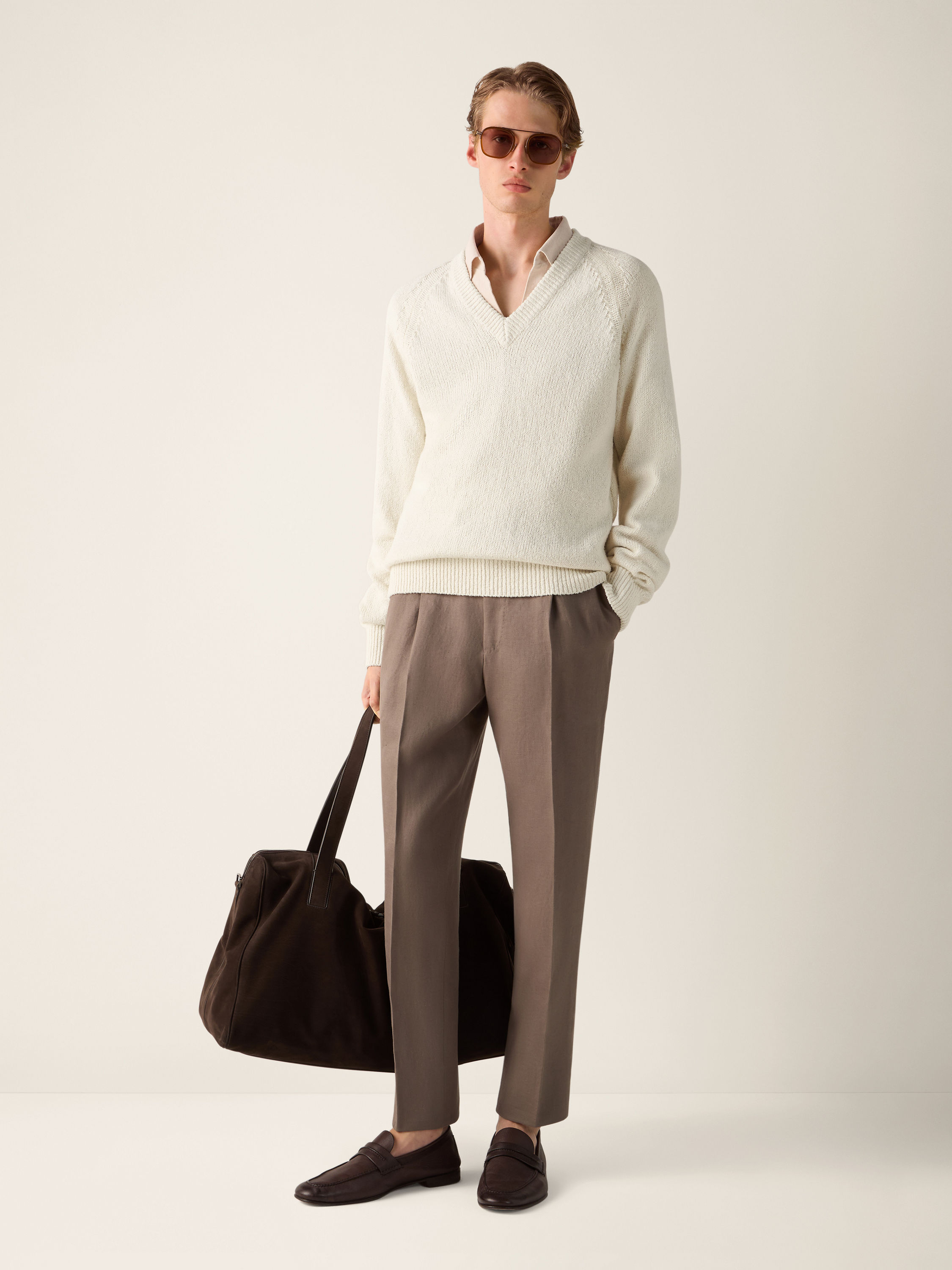 White Cotton V-neck Product detail photo #2