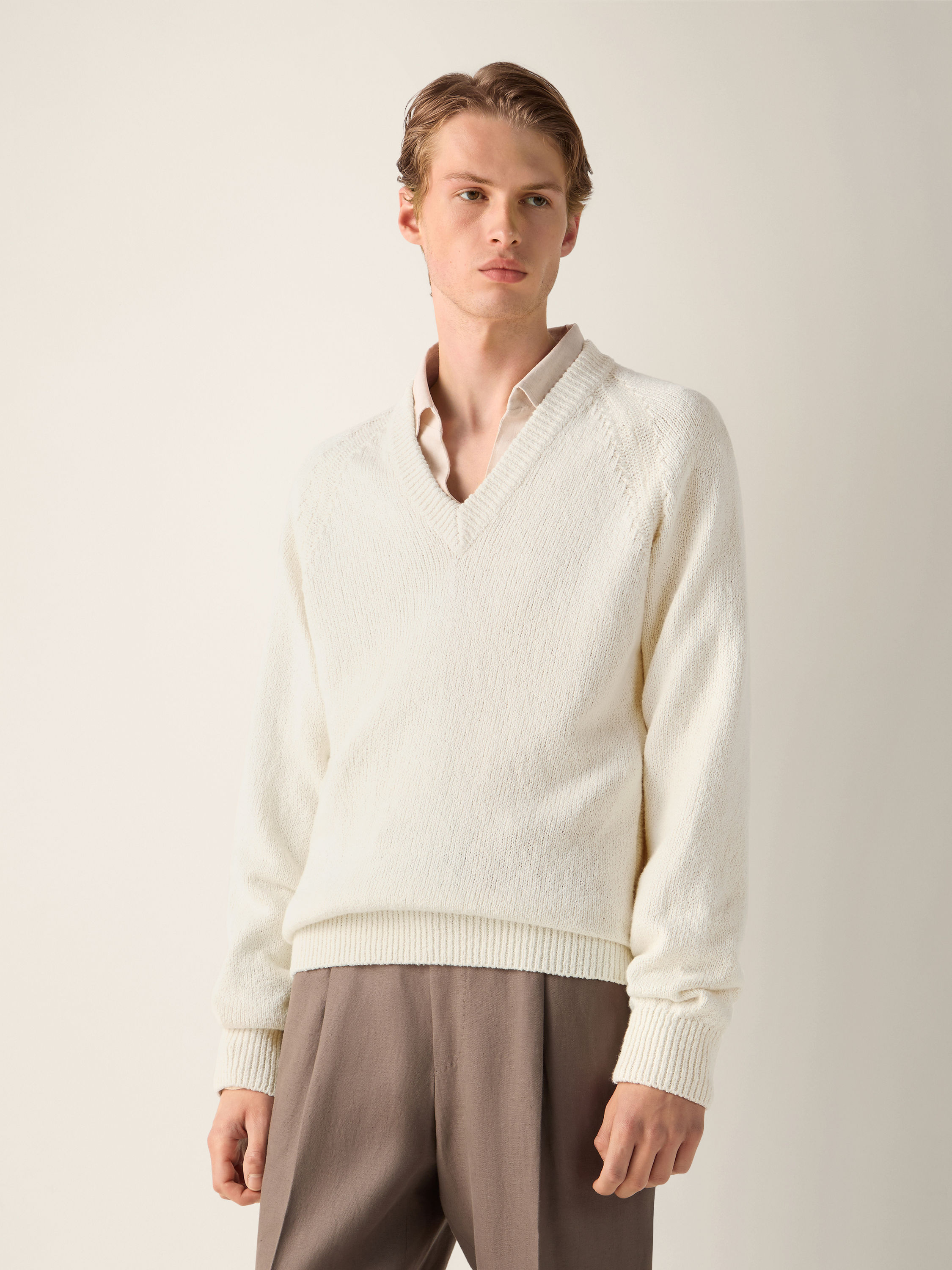 White Cotton V-neck Product detail photo #3