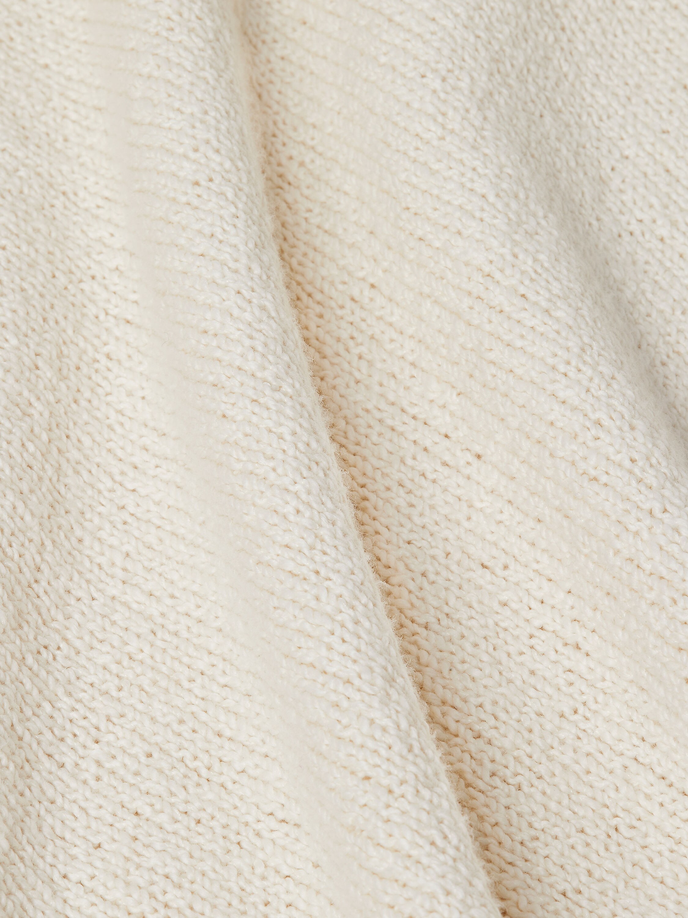 White Cotton V-neck Product detail photo #4