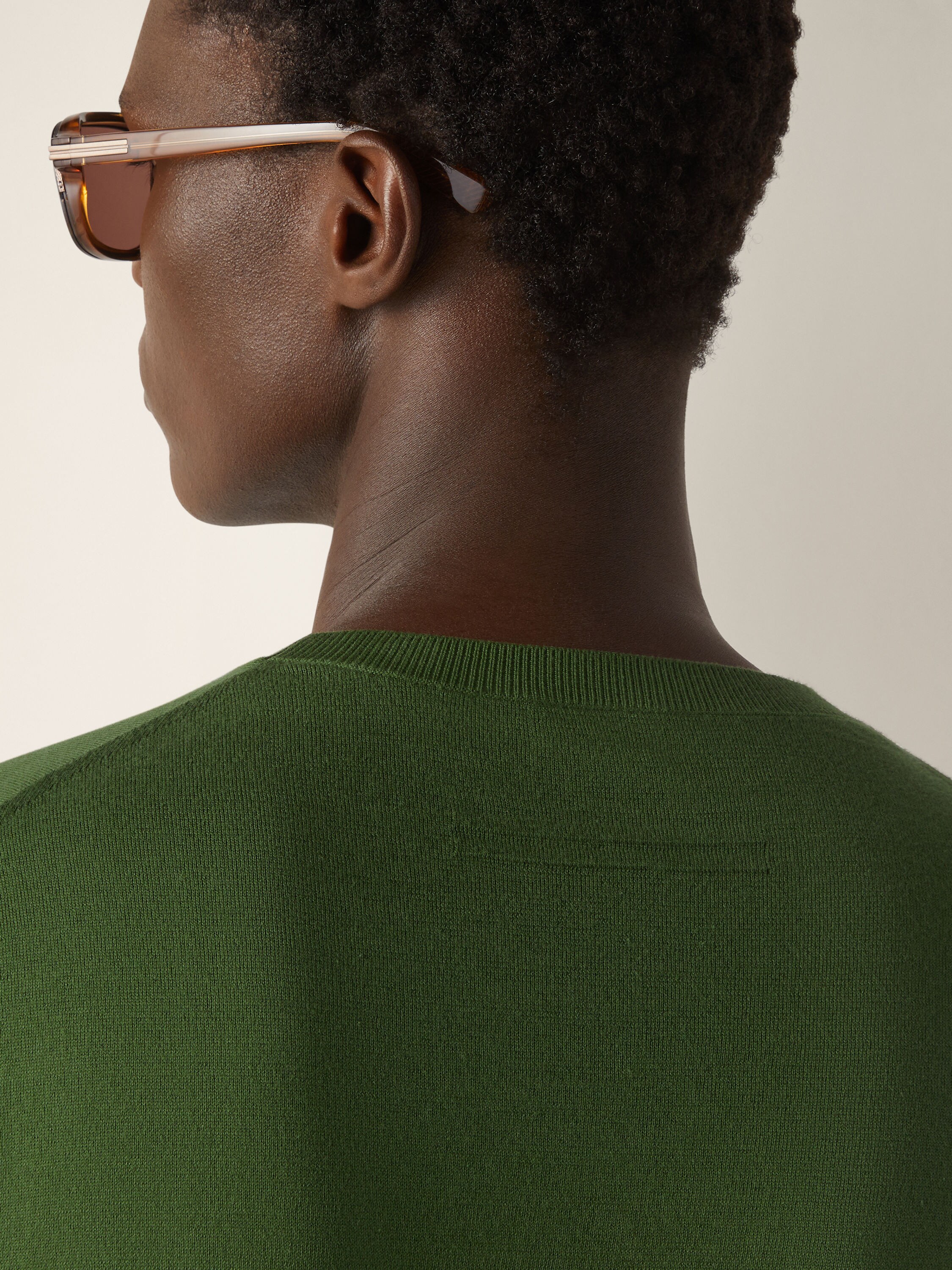 T-Shirt aus Premium Cotton in Tannengrün Detailfoto #1 des Produkts