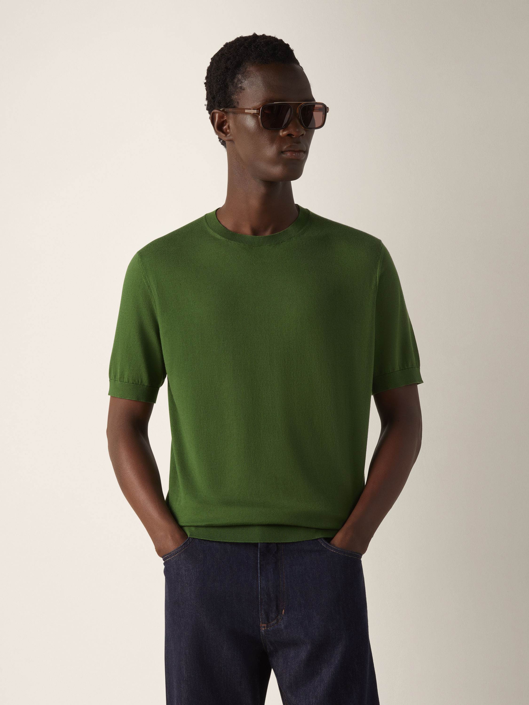 T-Shirt aus Premium Cotton in Tannengrün Detailfoto #2 des Produkts