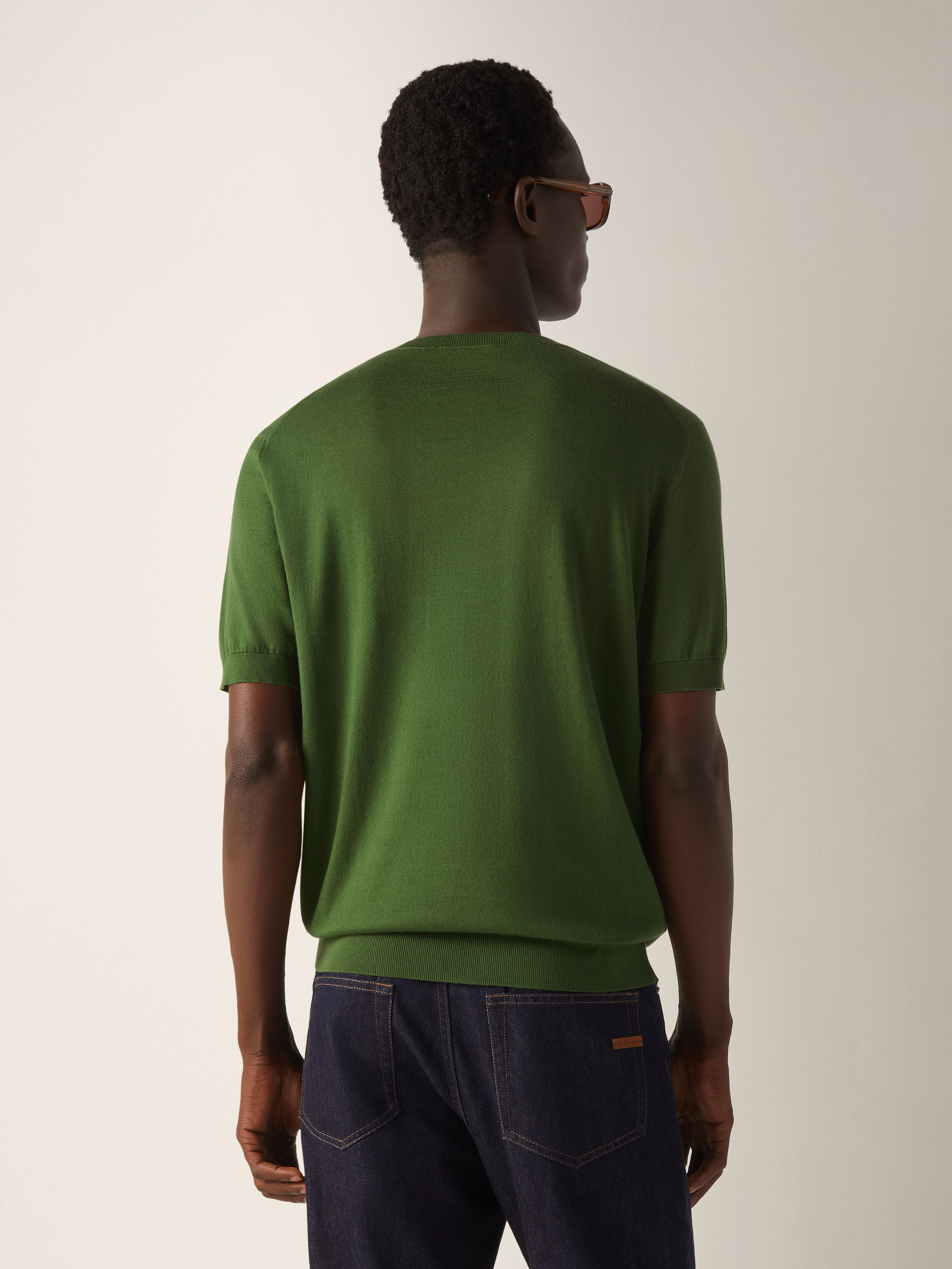 T-Shirt aus Premium Cotton in Tannengrün Detailfoto #4 des Produkts