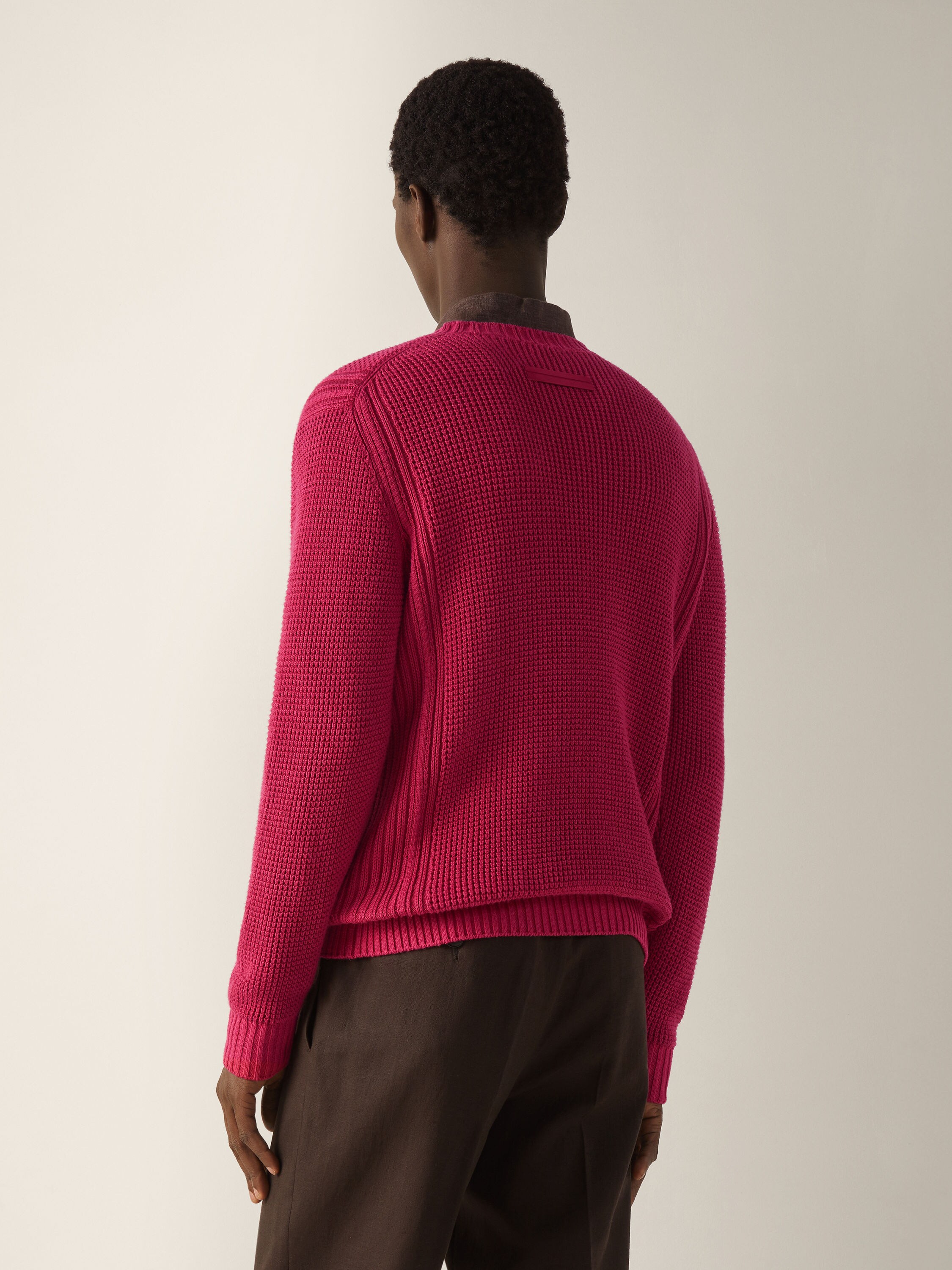 Pullover aus Baumwolle und Seide mit V-Ausschnitt in Dunkelrosa Detailfoto #5 des Produkts