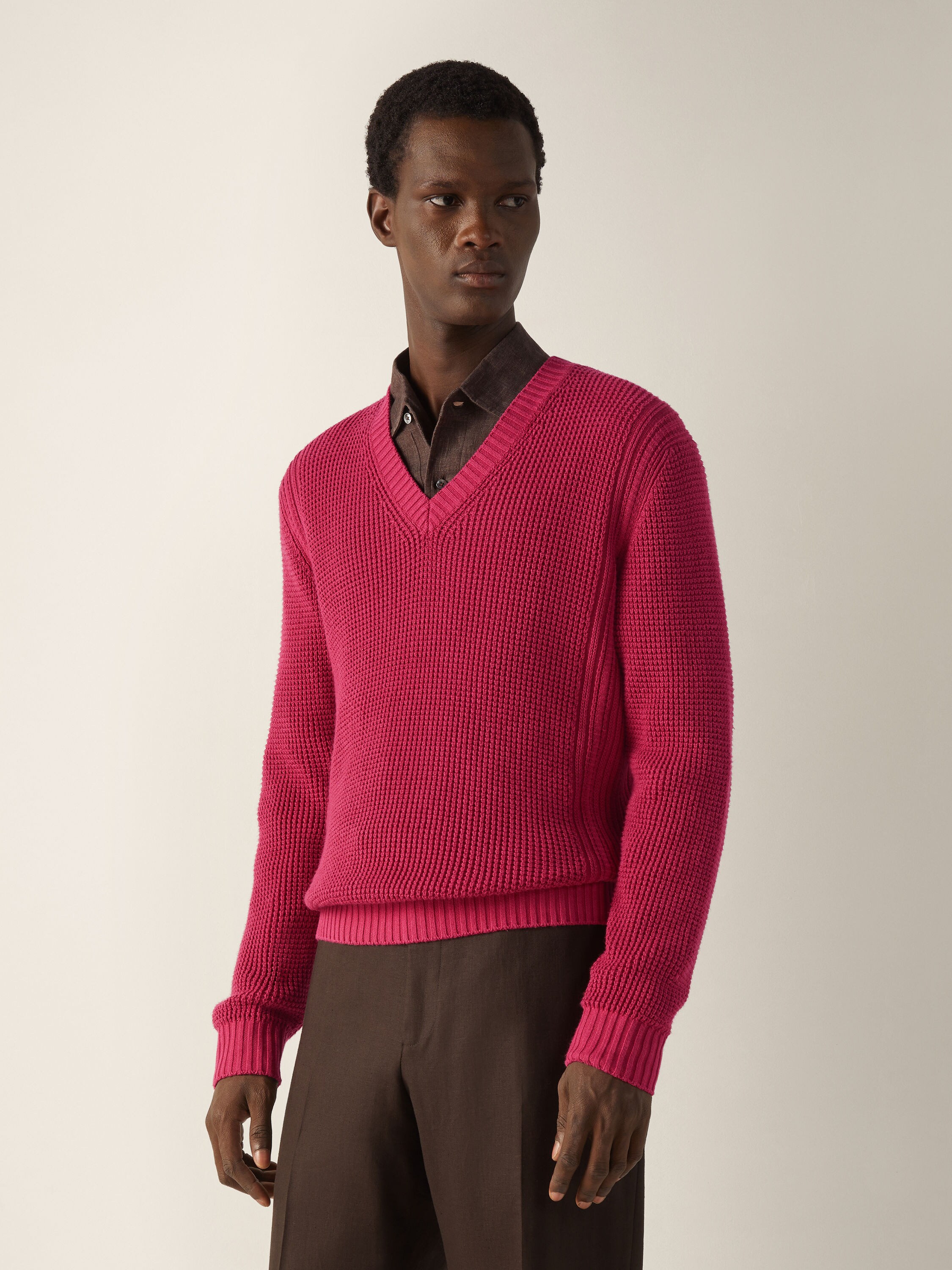 Pullover aus Baumwolle und Seide mit V-Ausschnitt in Dunkelrosa Detailfoto #3 des Produkts