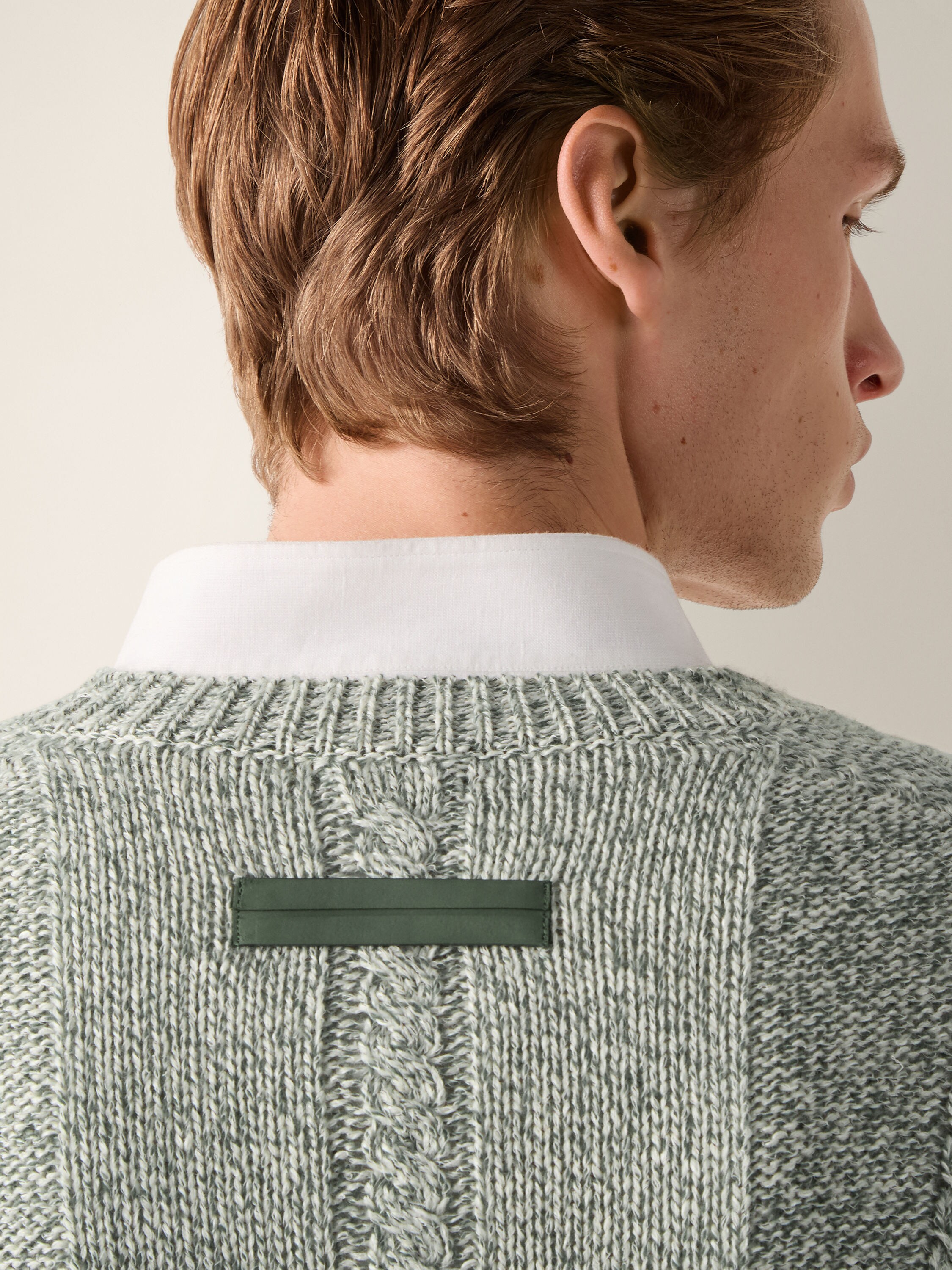 Pullover mit V-Ausschnitt aus Kaschmir, Leinen und Baumwolle in Tannengrün Detailfoto #1 des Produkts