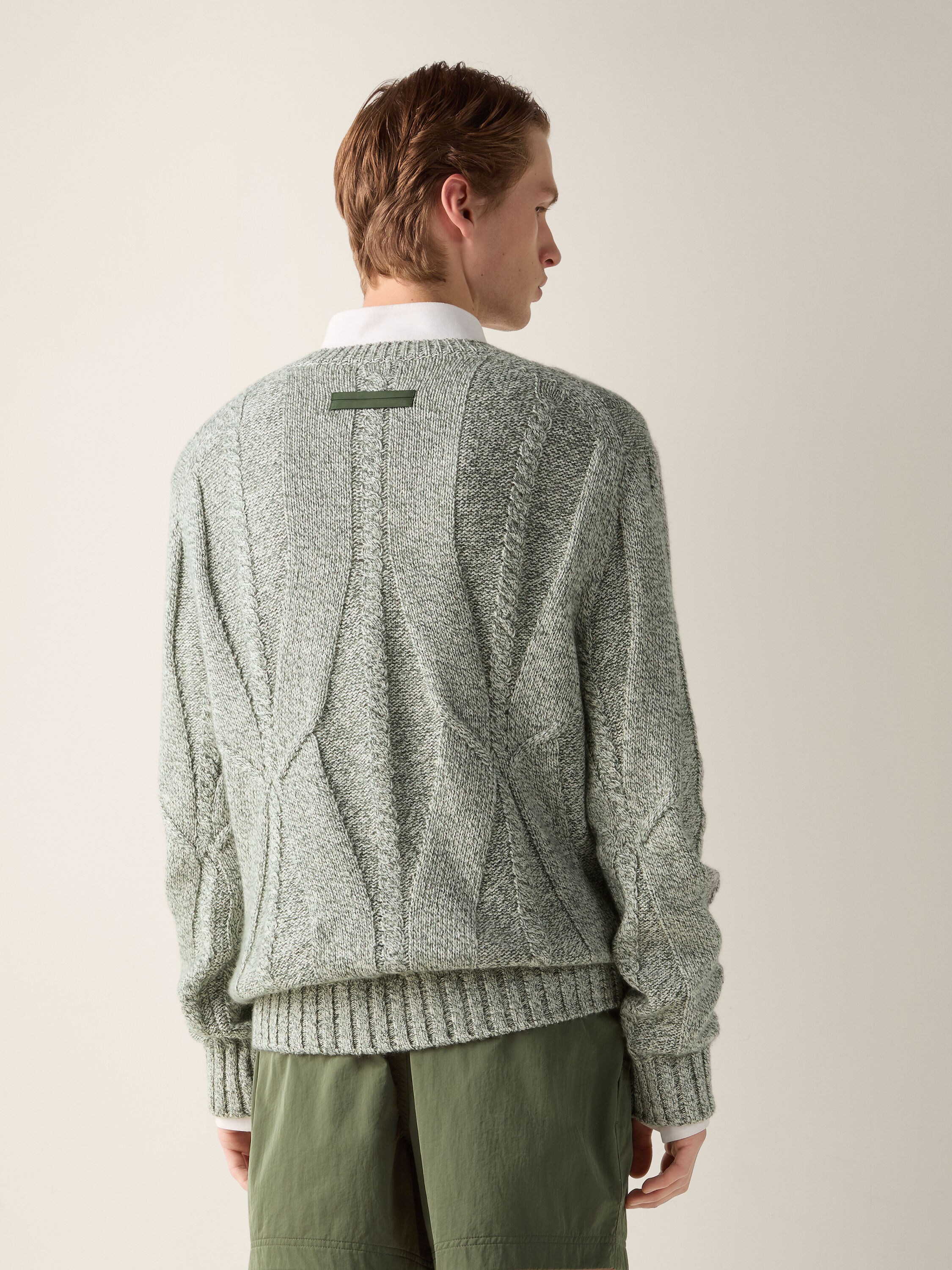 Pullover mit V-Ausschnitt aus Kaschmir, Leinen und Baumwolle in Tannengrün Detailfoto #5 des Produkts