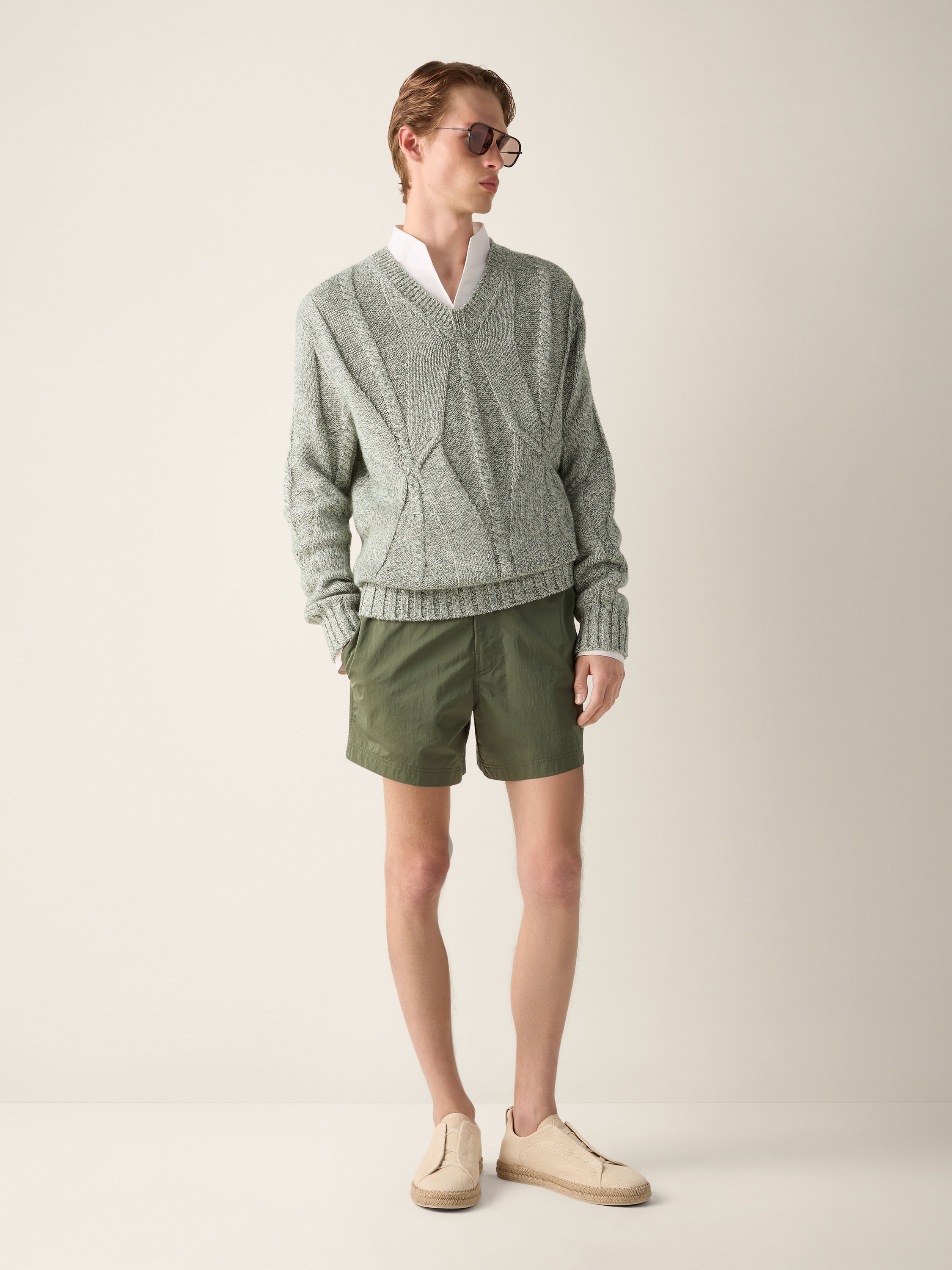 Pullover mit V-Ausschnitt aus Kaschmir, Leinen und Baumwolle in Tannengrün Detailfoto #2 des Produkts