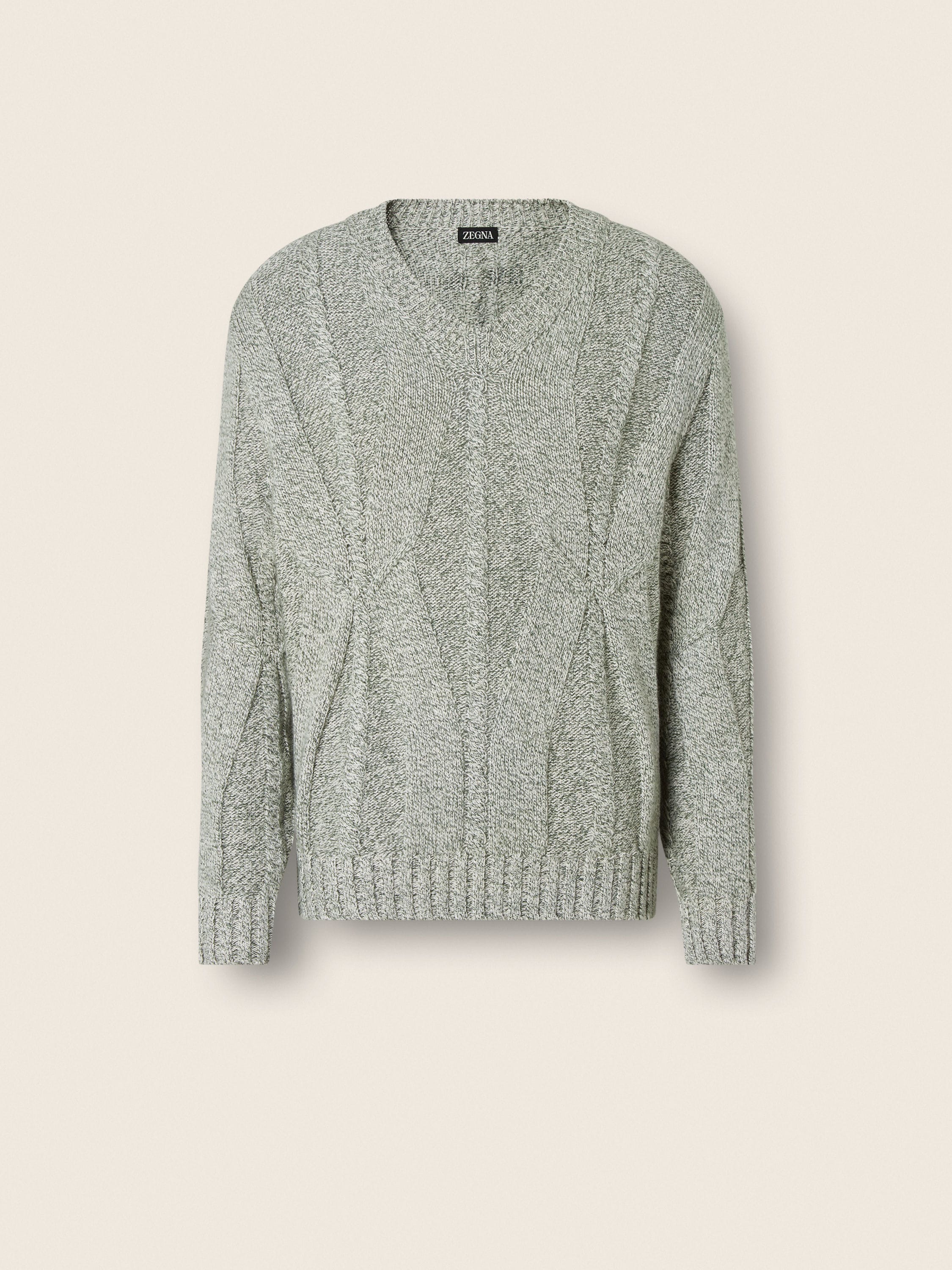 Pullover mit V-Ausschnitt aus Kaschmir, Leinen und Baumwolle in Tannengrün Hauptproduktfoto