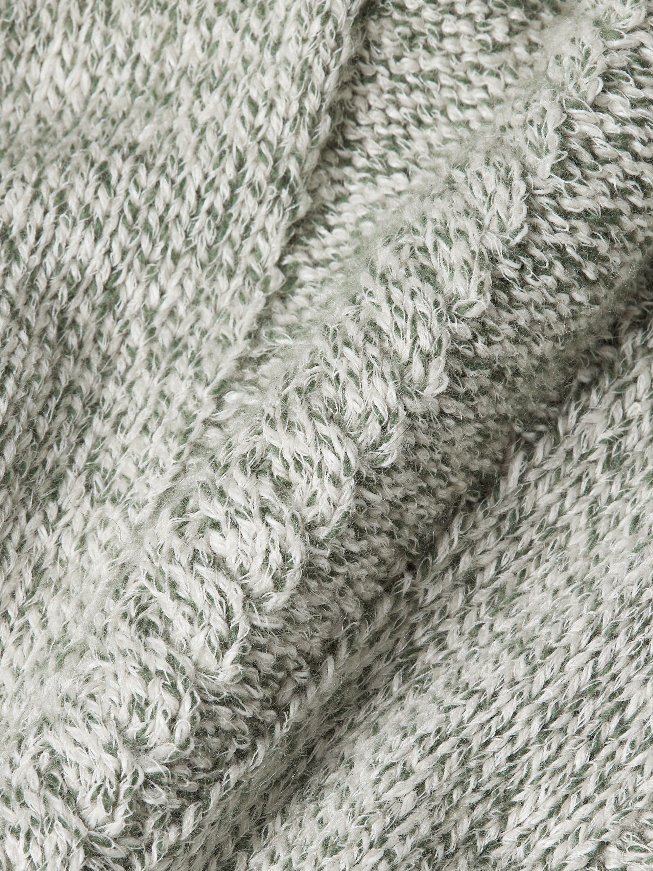 Pullover mit V-Ausschnitt aus Kaschmir, Leinen und Baumwolle in Tannengrün Detailfoto #4 des Produkts
