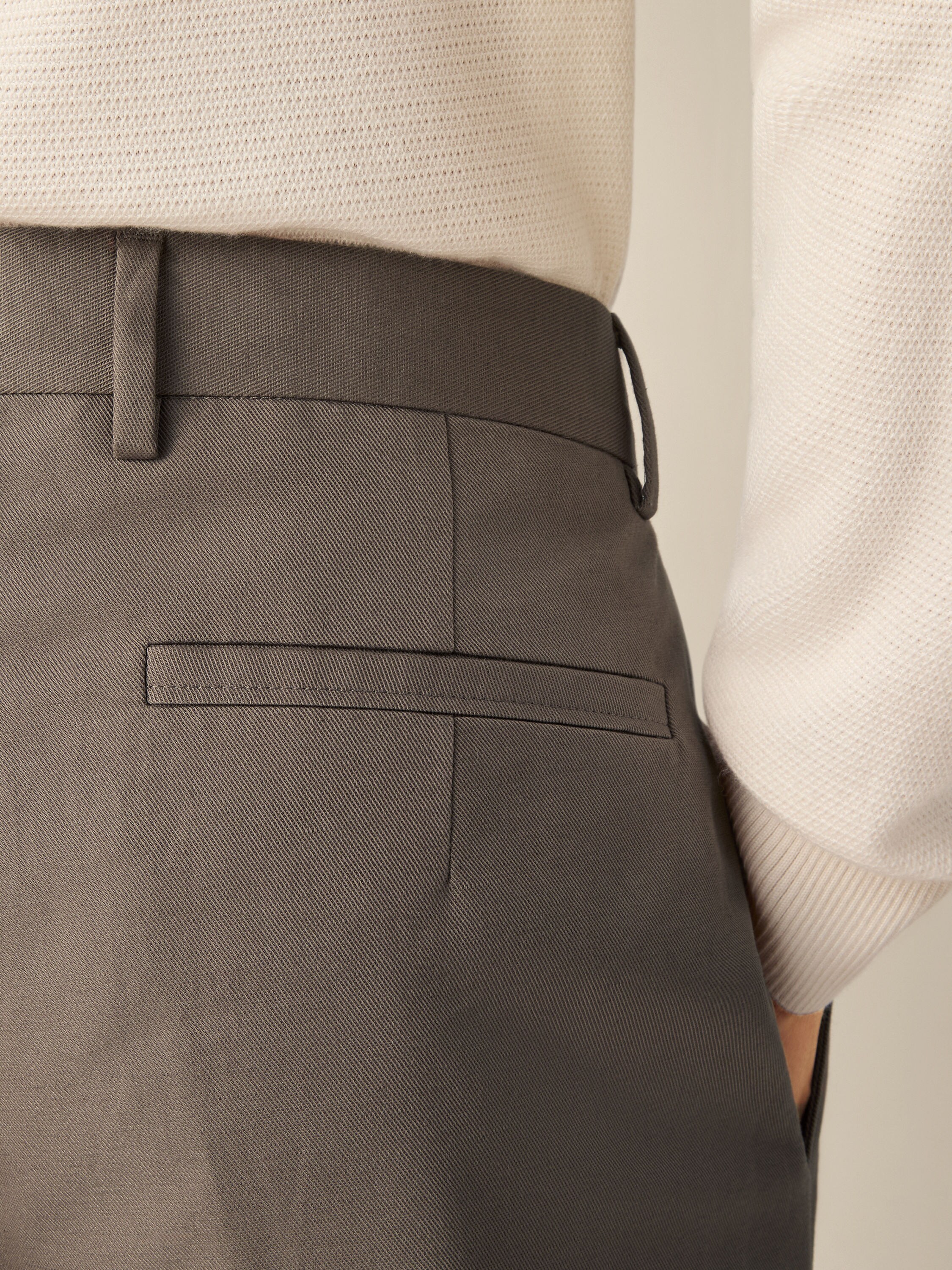 Hose aus Baumwolle und Leinen in dunklem Taupe Detailfoto #1 des Produkts