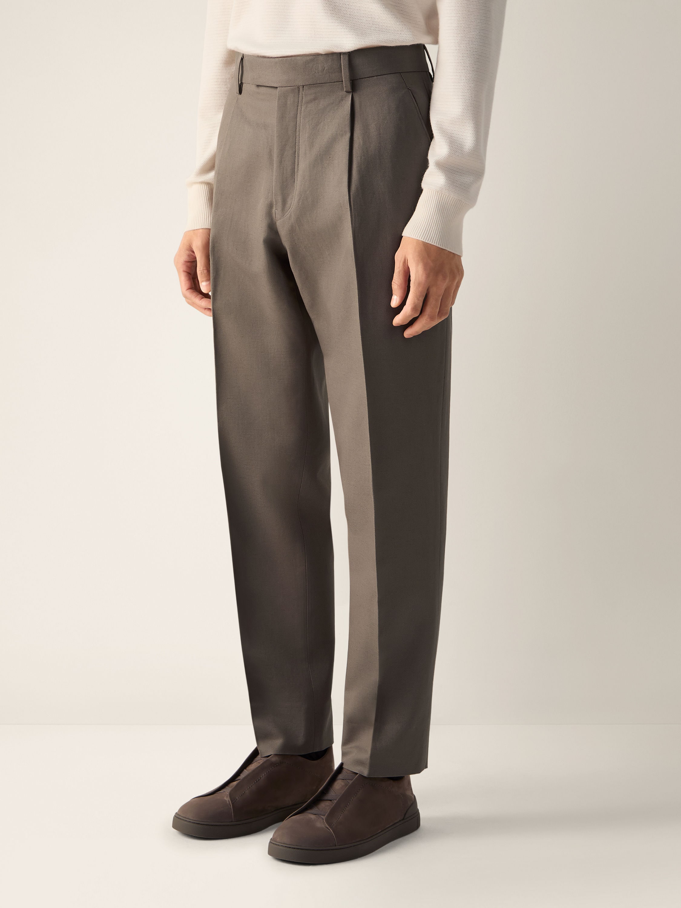 Hose aus Baumwolle und Leinen in dunklem Taupe Detailfoto #4 des Produkts