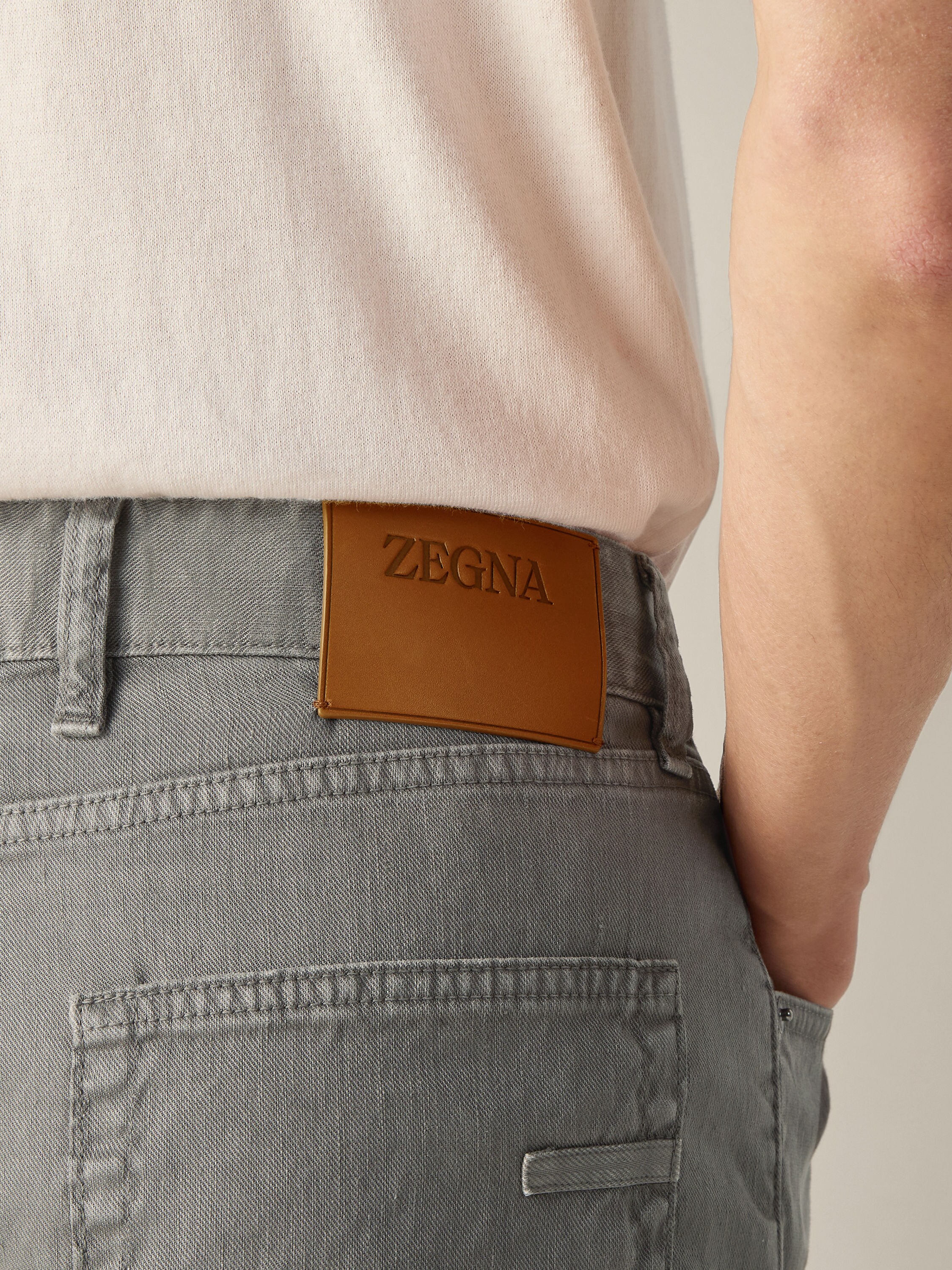 Roccia Hose aus Stretch-Leinen und Baumwolle in dunklem Taupe Detailfoto #1 des Produkts