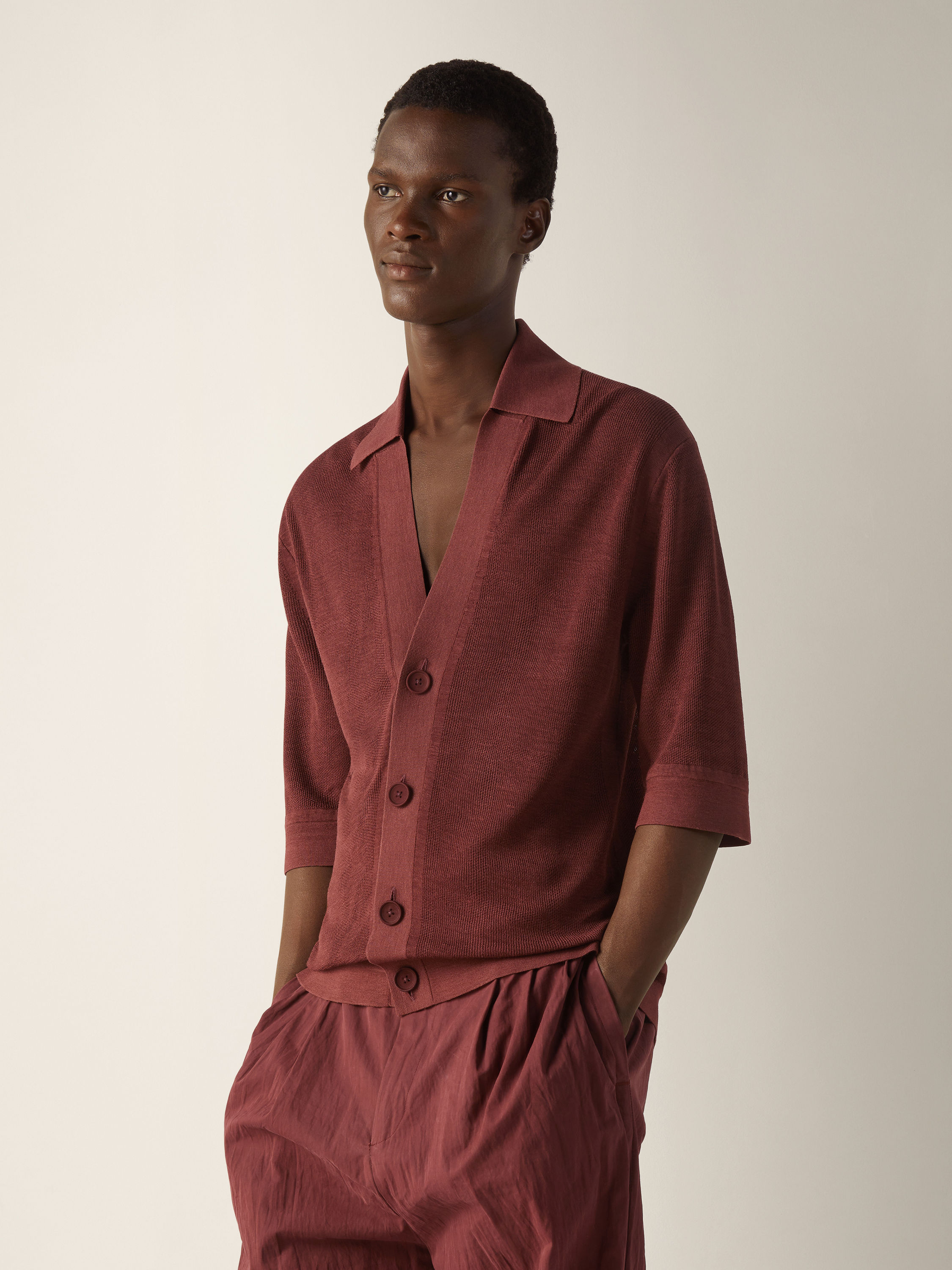 Poloshirt aus Oasi Lino in Dunkelweinrot Detailfoto #3 des Produkts