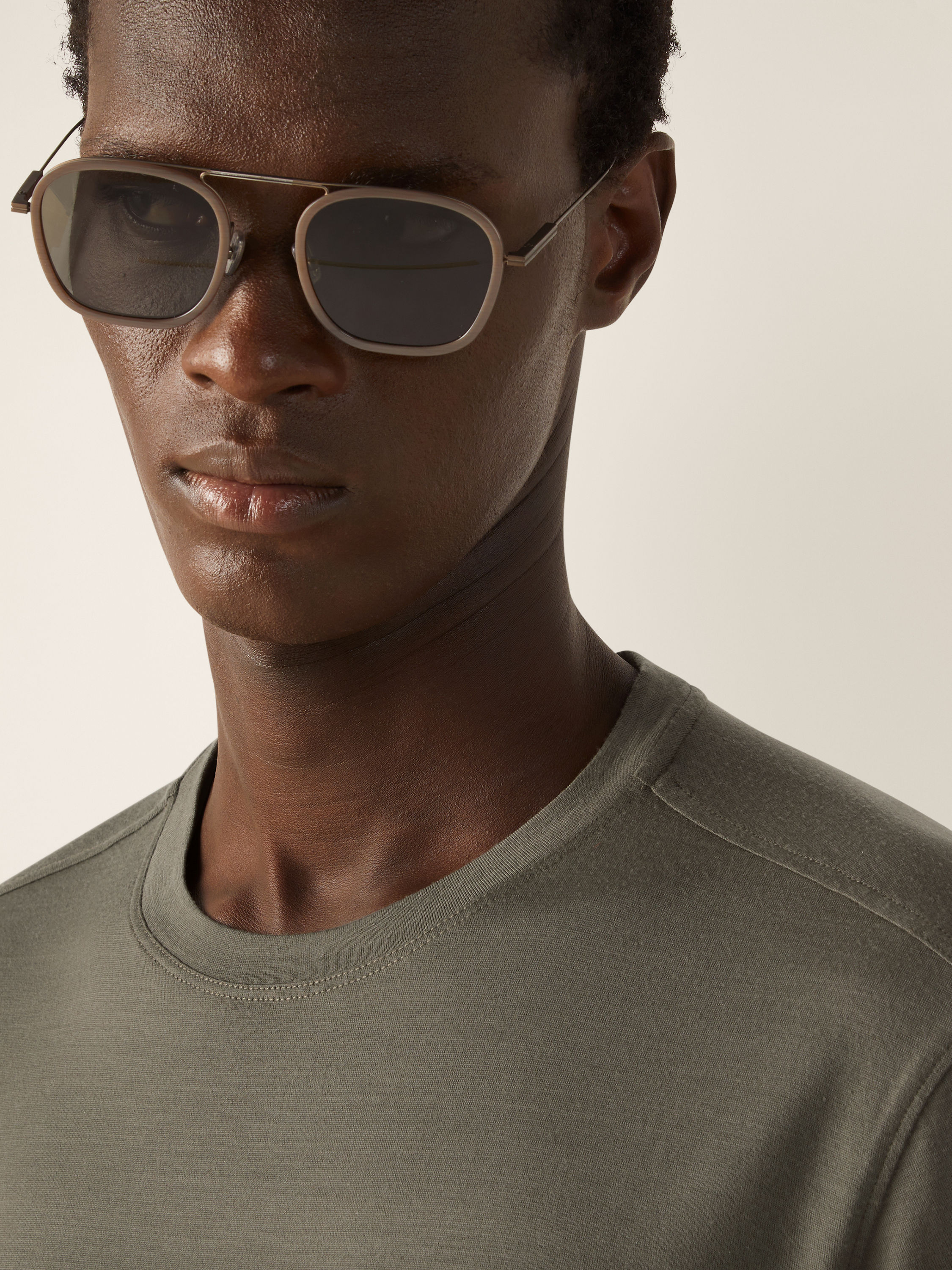 T-Shirt aus Vellus Aureum in dunklem Taupe Detailfoto #1 des Produkts