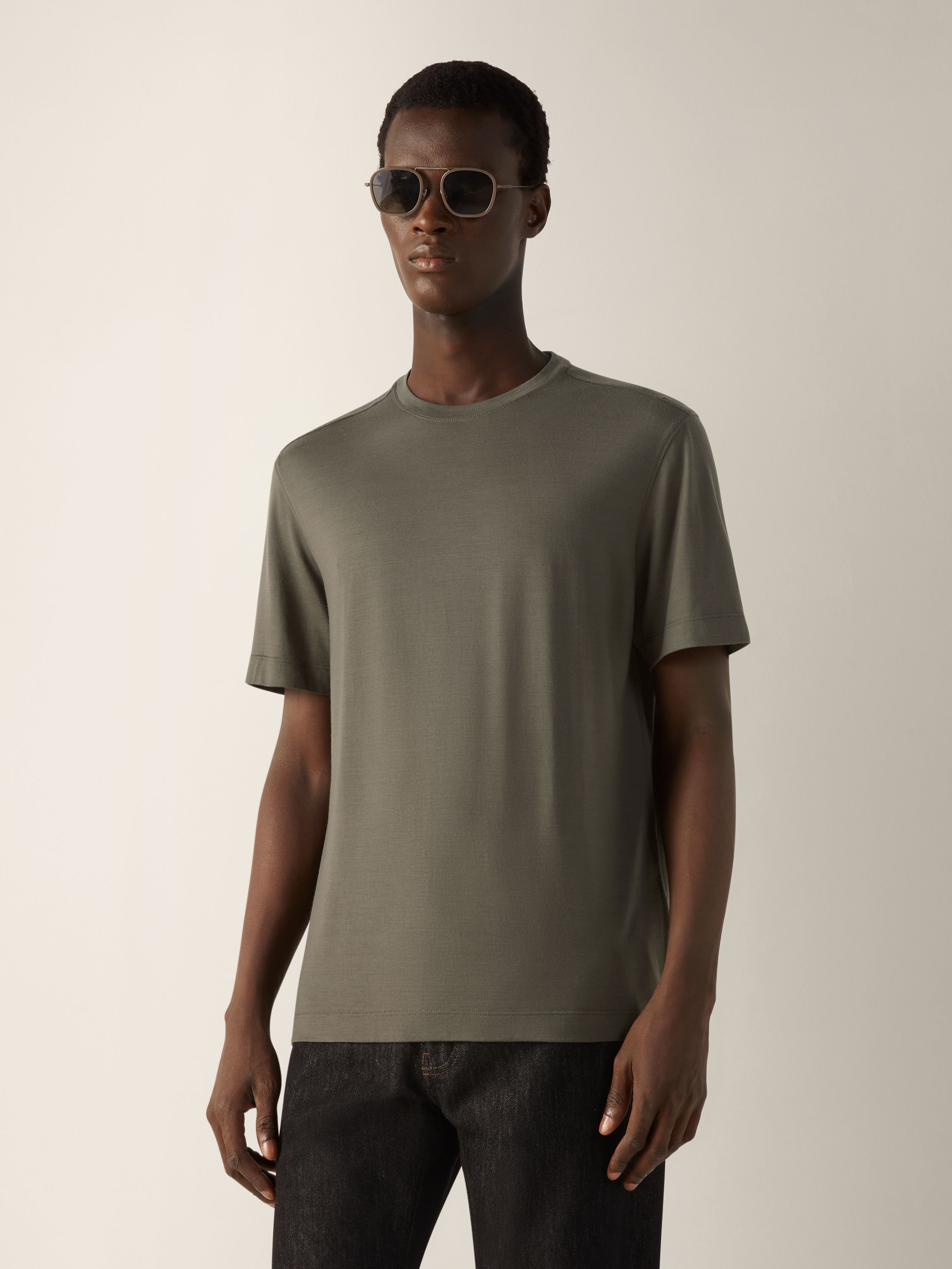 T-Shirt aus Vellus Aureum in dunklem Taupe Detailfoto #2 des Produkts