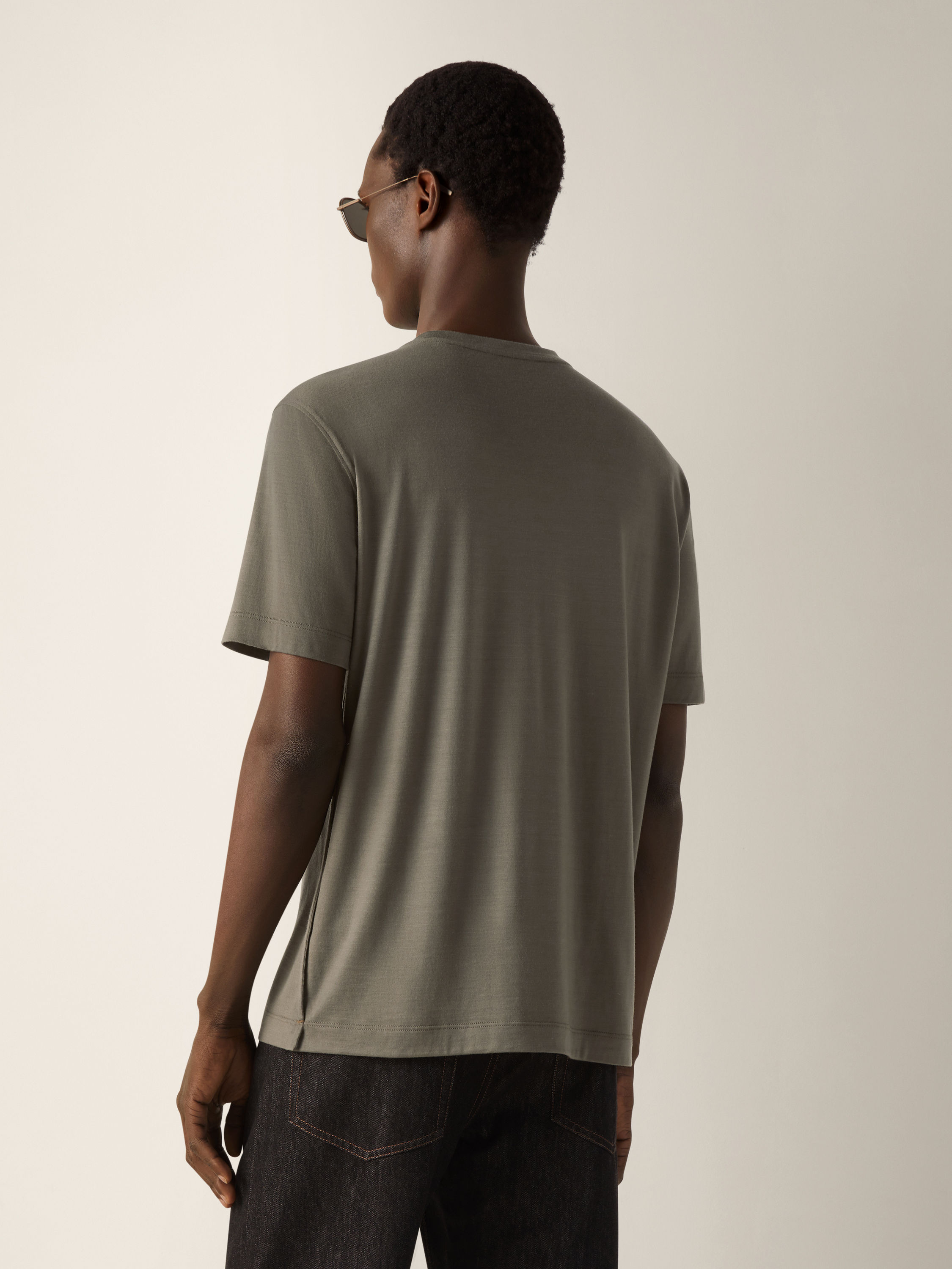 T-Shirt aus Vellus Aureum in dunklem Taupe Detailfoto #3 des Produkts