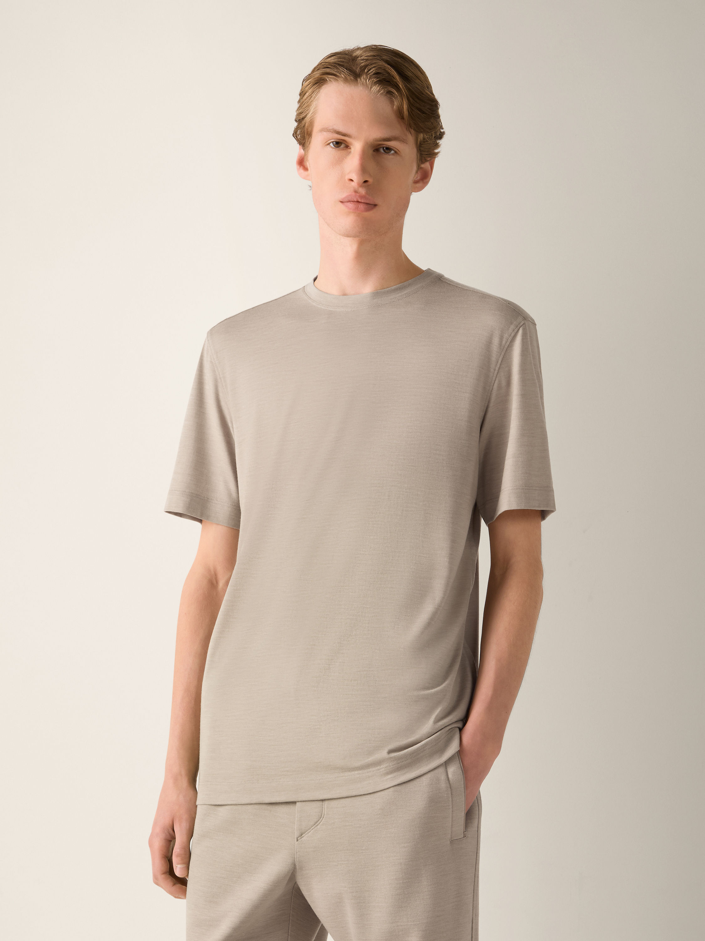 T-Shirt aus Vellus Aureum in hellem Taupe Detailfoto #2 des Produkts