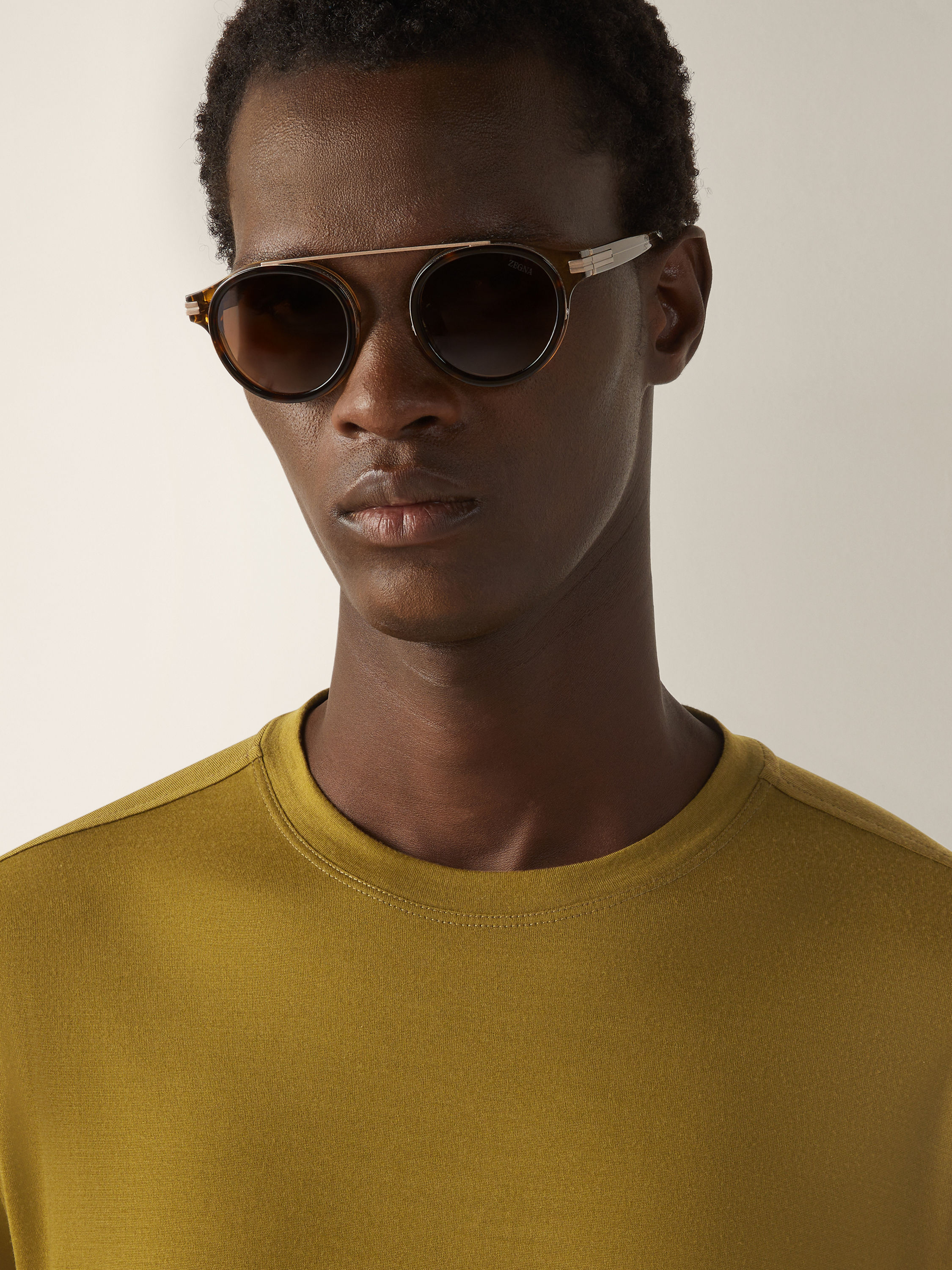 T-Shirt aus Vellus Aureum in Olivgrün Detailfoto #1 des Produkts