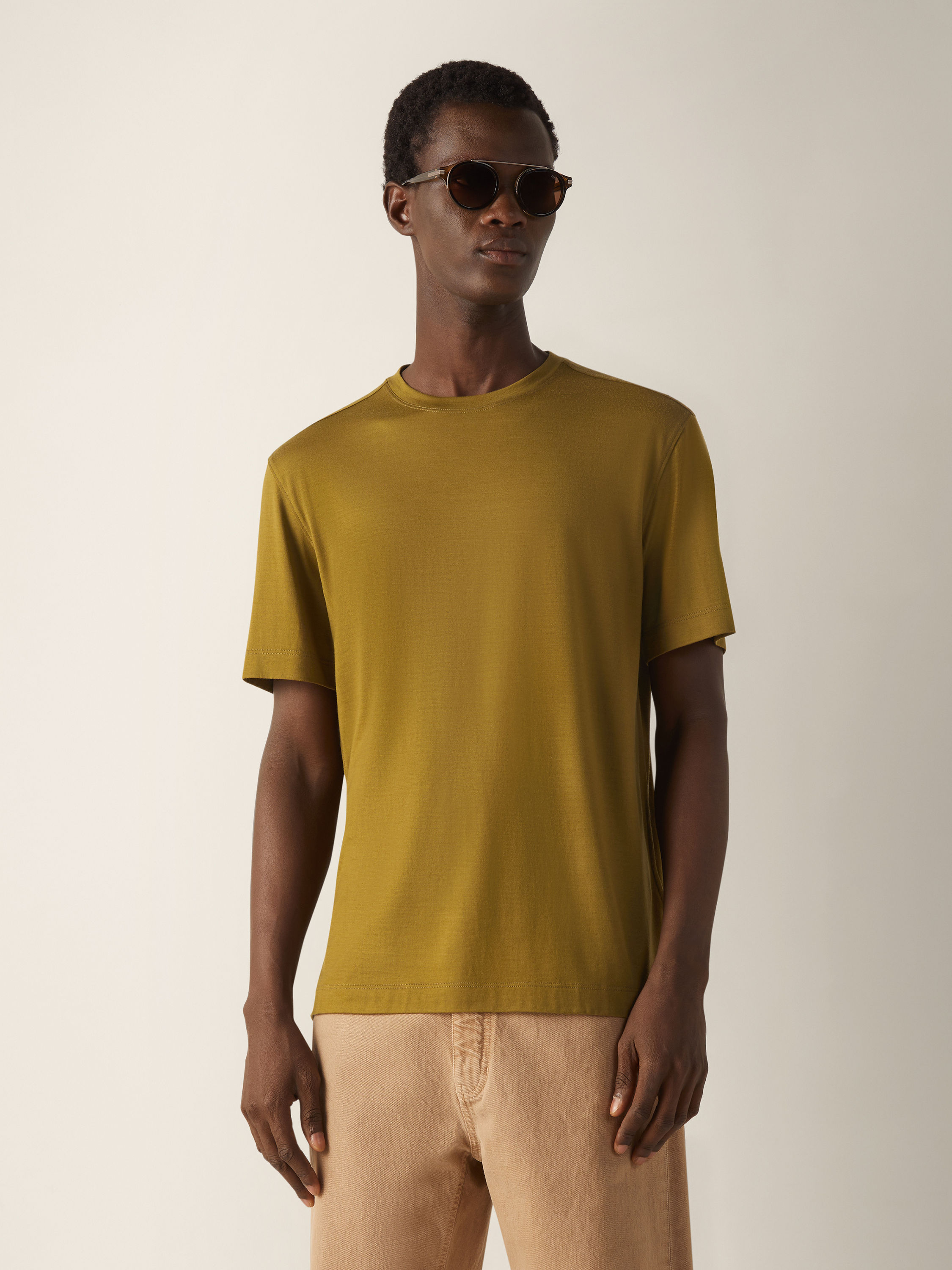 T-Shirt aus Vellus Aureum in Olivgrün Detailfoto #2 des Produkts