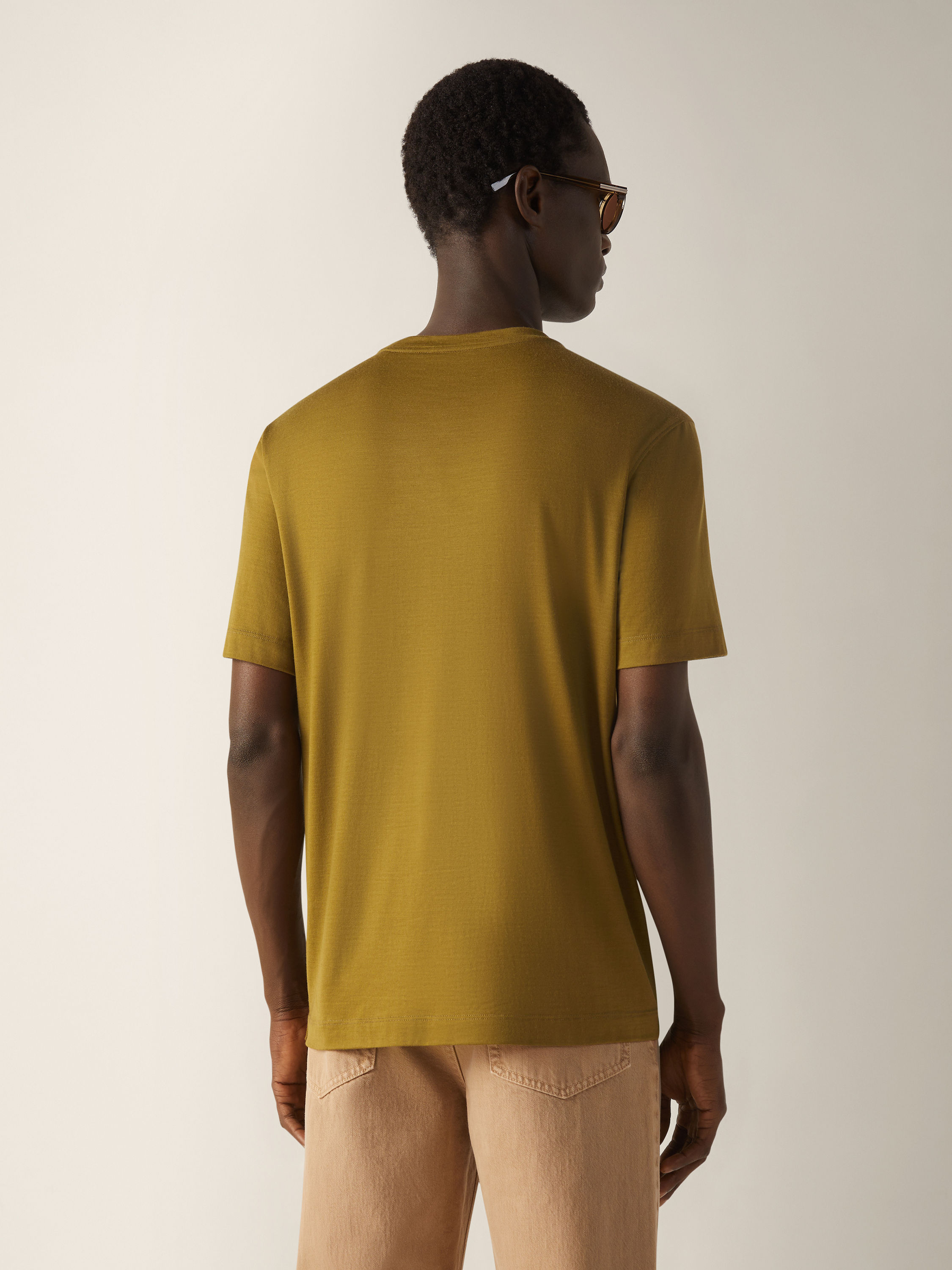 T-Shirt aus Vellus Aureum in Olivgrün Detailfoto #3 des Produkts