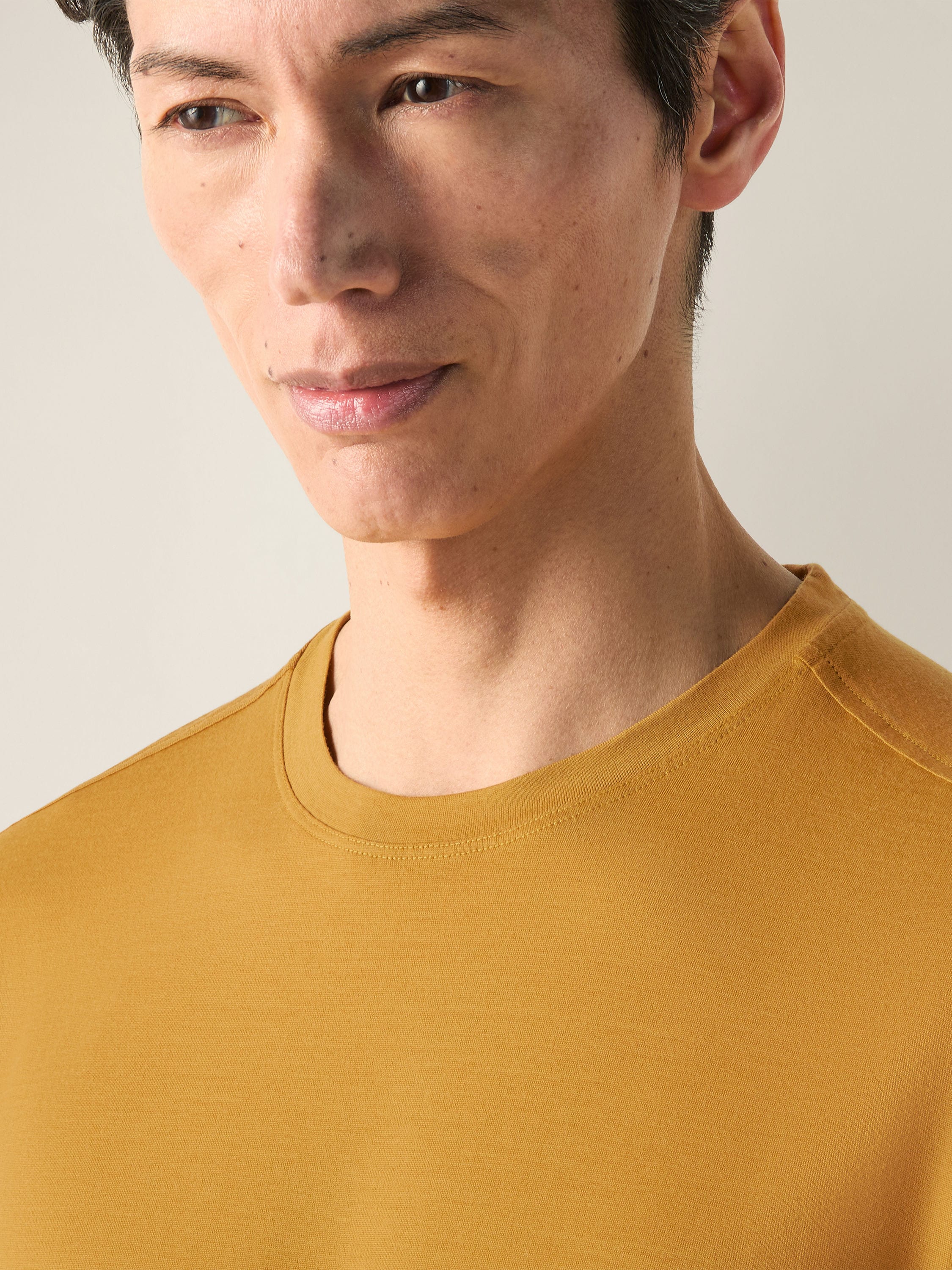Yellow Vellus Aureum T-shirt Product detail photo #1