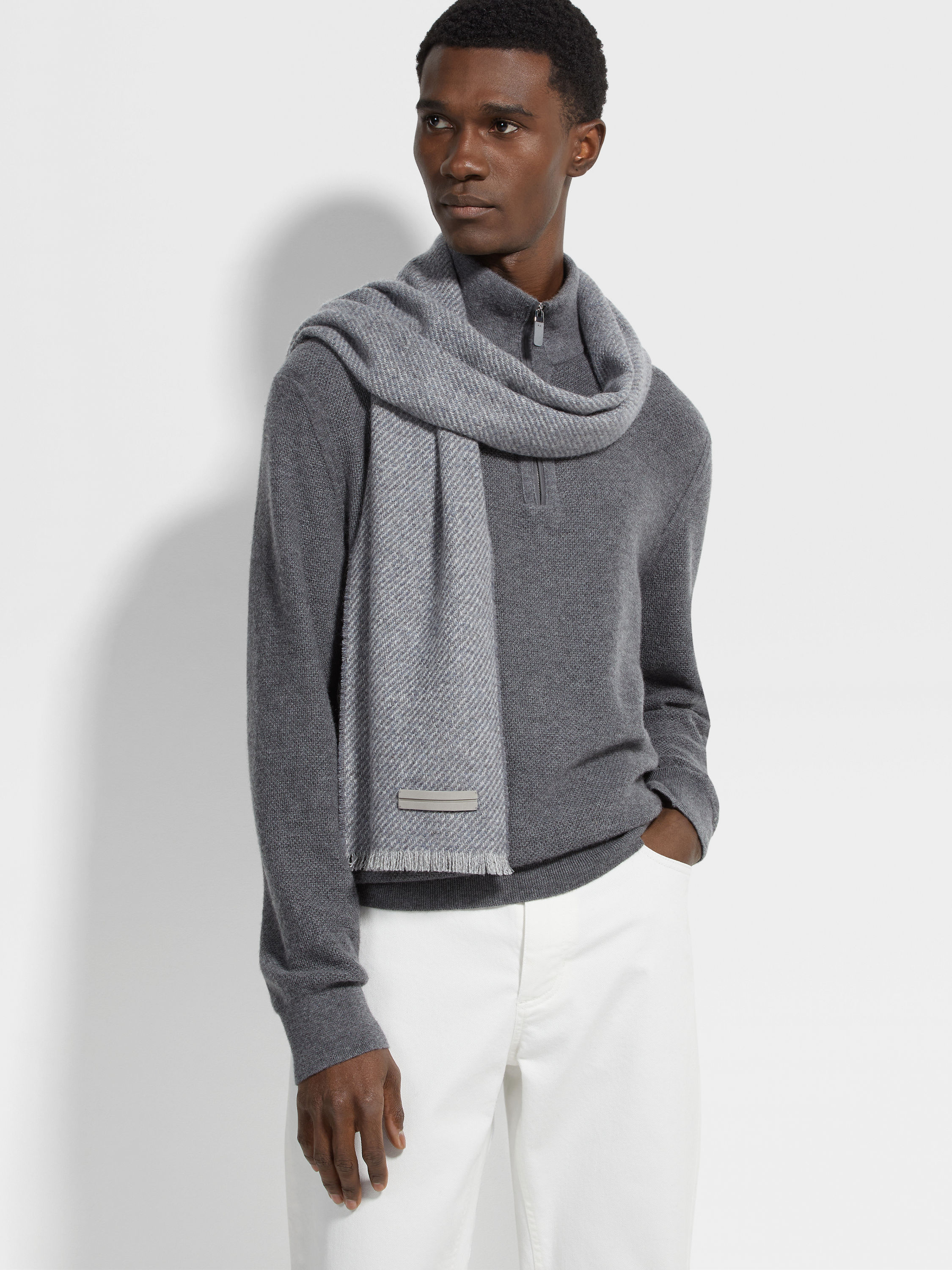 Schal aus Oasi Cashmere in Dunkelgrau Detailfoto #2 des Produkts