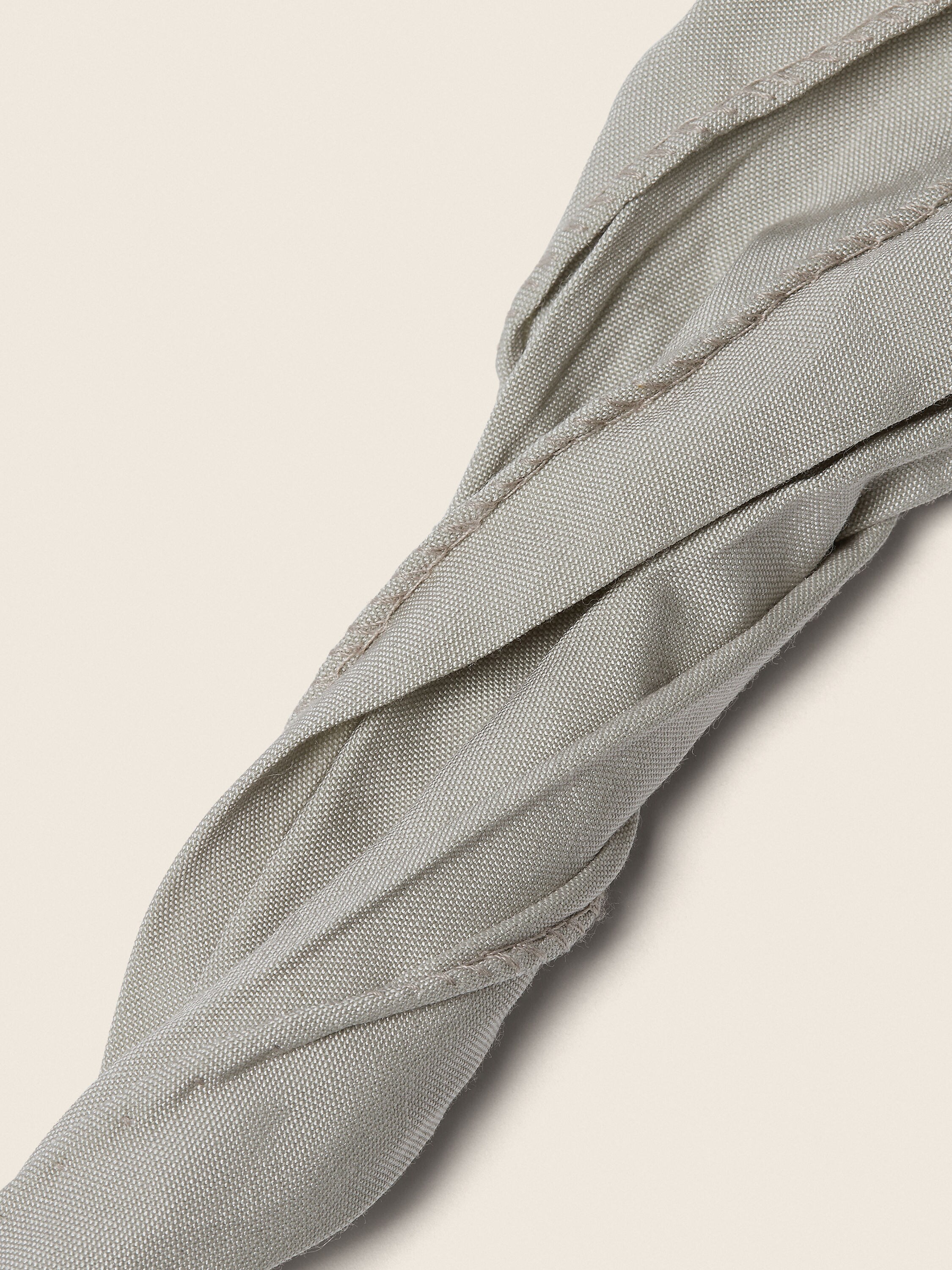 Foulard aus Seide in hellem Taupe Detailfoto #1 des Produkts